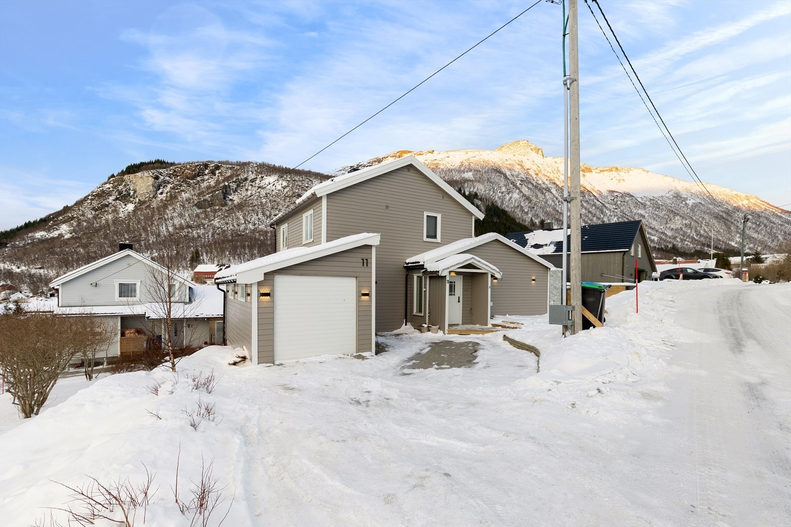 Lys og romslig bolig over tre plan med praktisk planløsning og god plass for hele familien Galleribilde