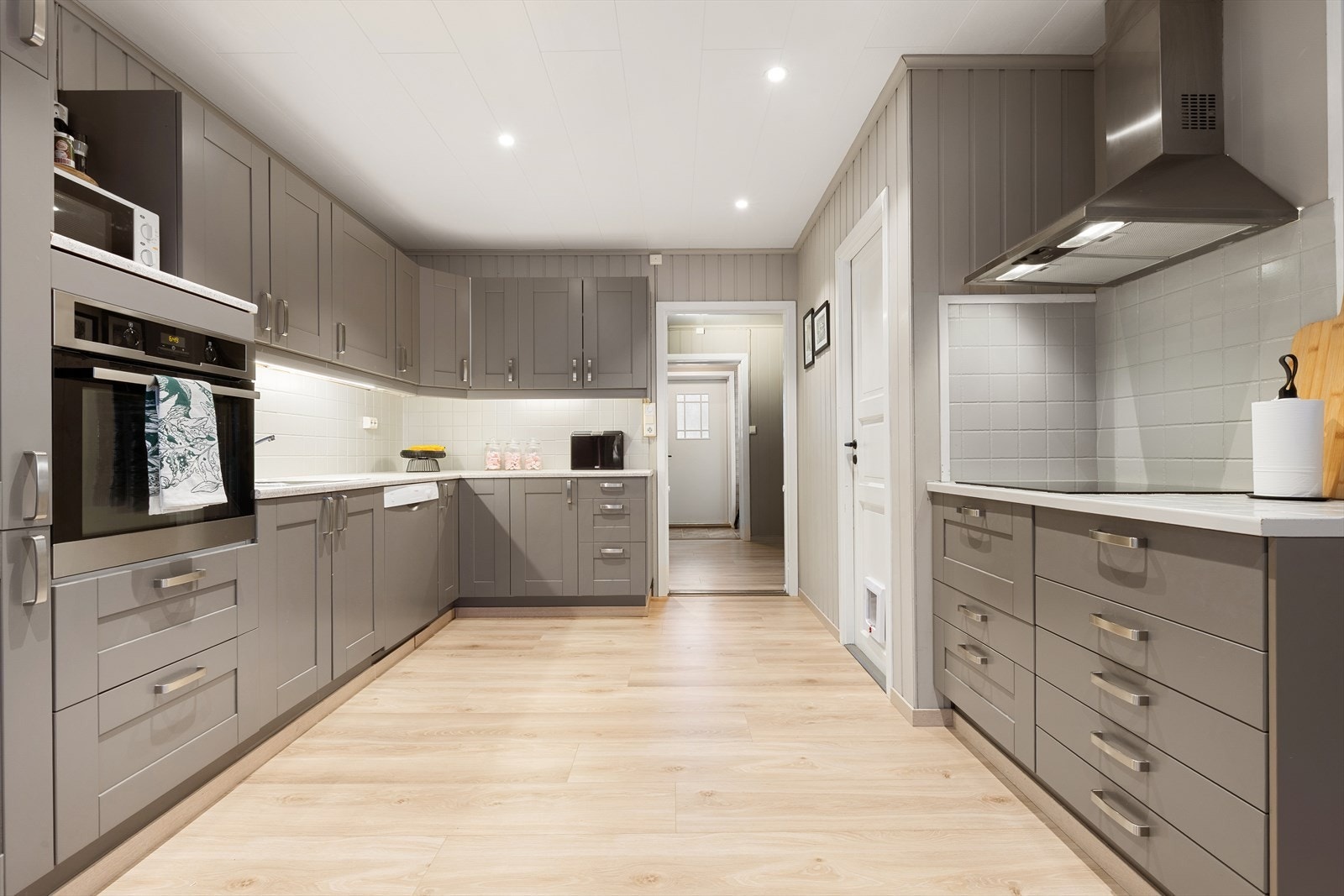 Kjøkkenet er svært romslig og har gode arbeidsflater Galleribilde