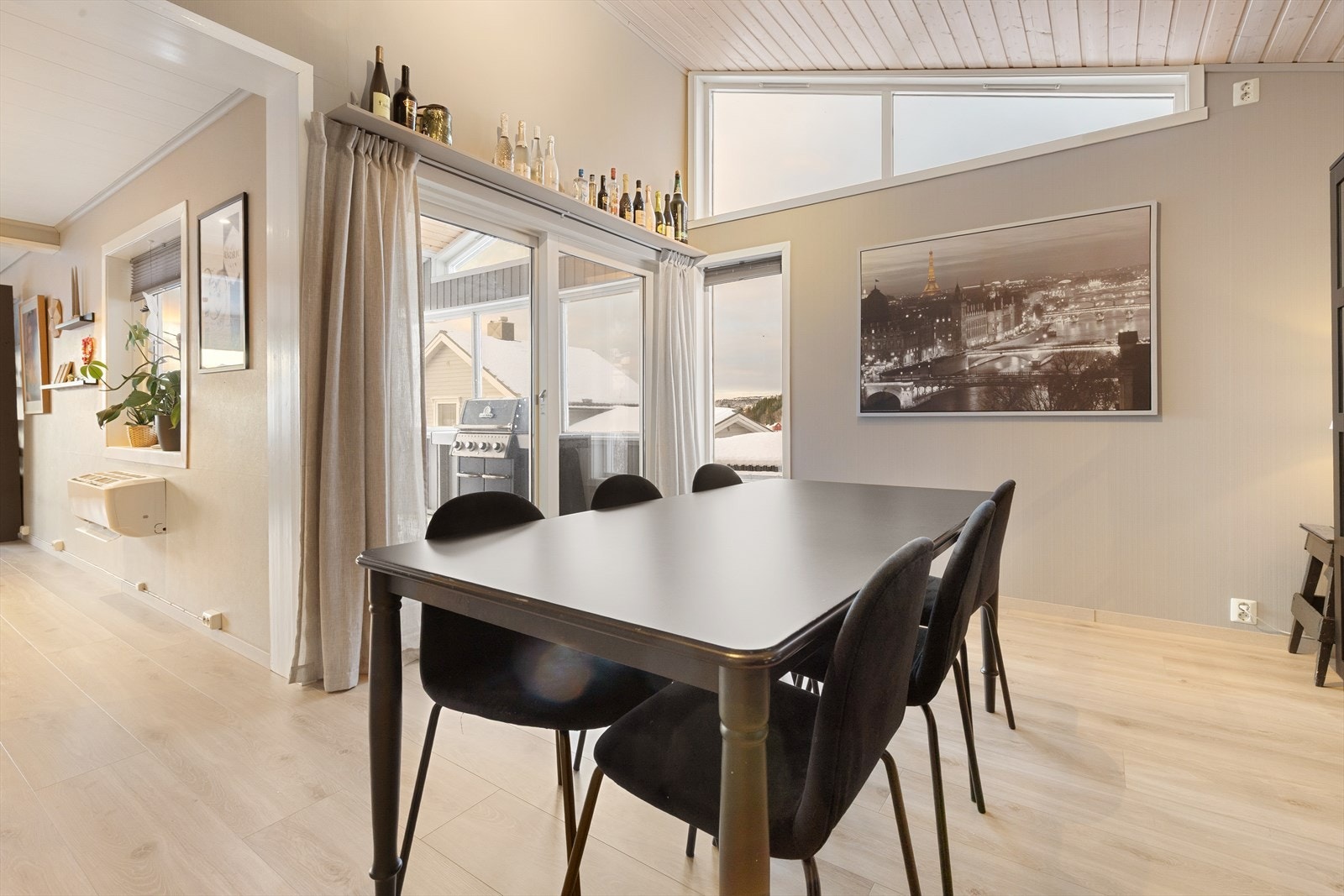 Boligen har egen spisestue med god plass til større spisebord Galleribilde