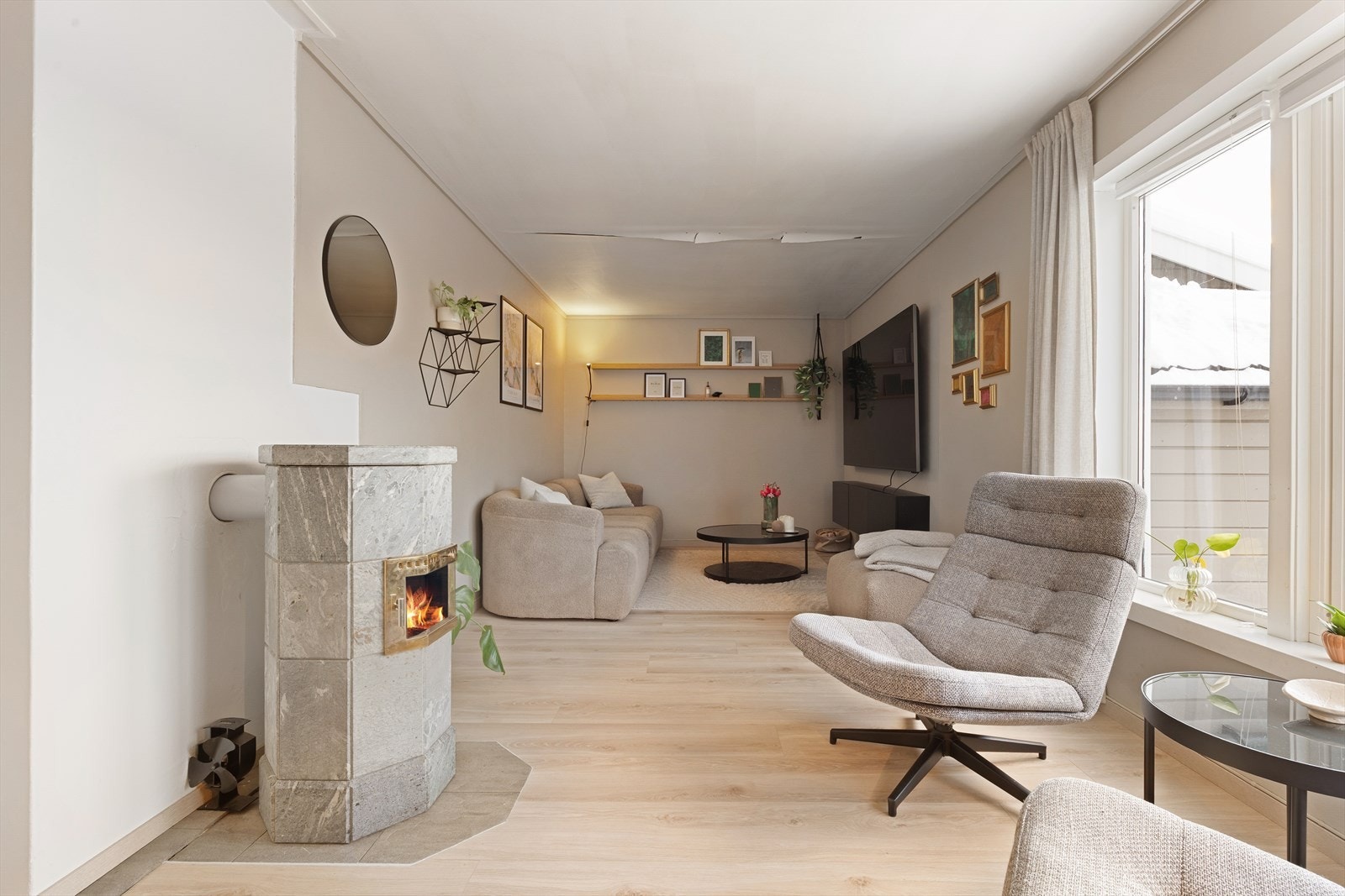 Stuen har gode møbleringsmuligheter og plass til både sofagruppe og lesesone Galleribilde