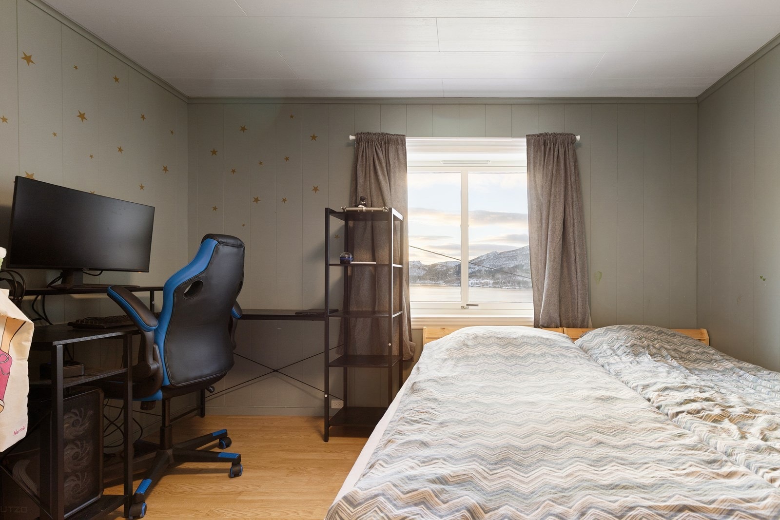 Soverom med god plass til seng og garderobeløsning Galleribilde