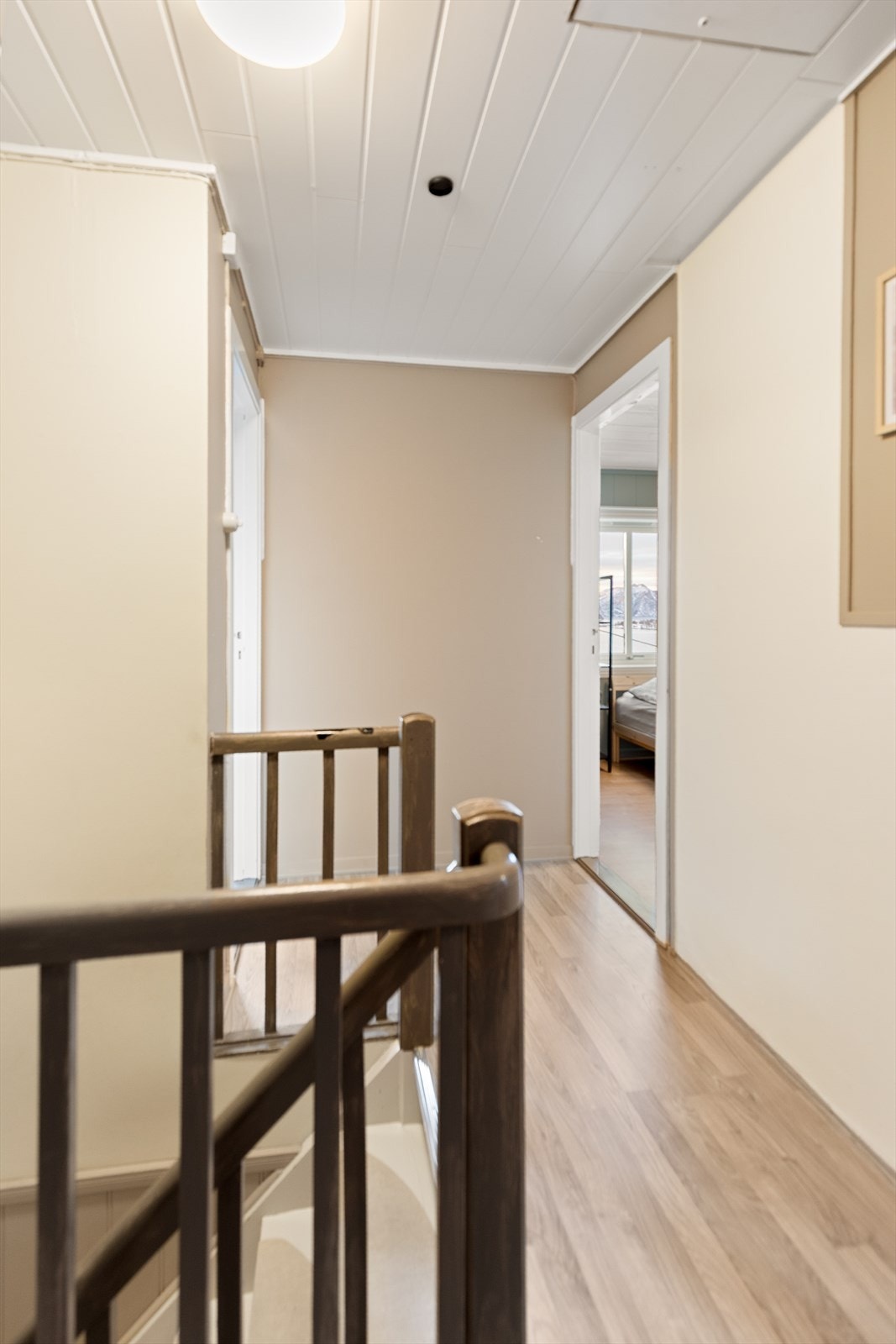 Det er totalt 4 soverom og 1 bad i boligens 2. etasje Galleribilde