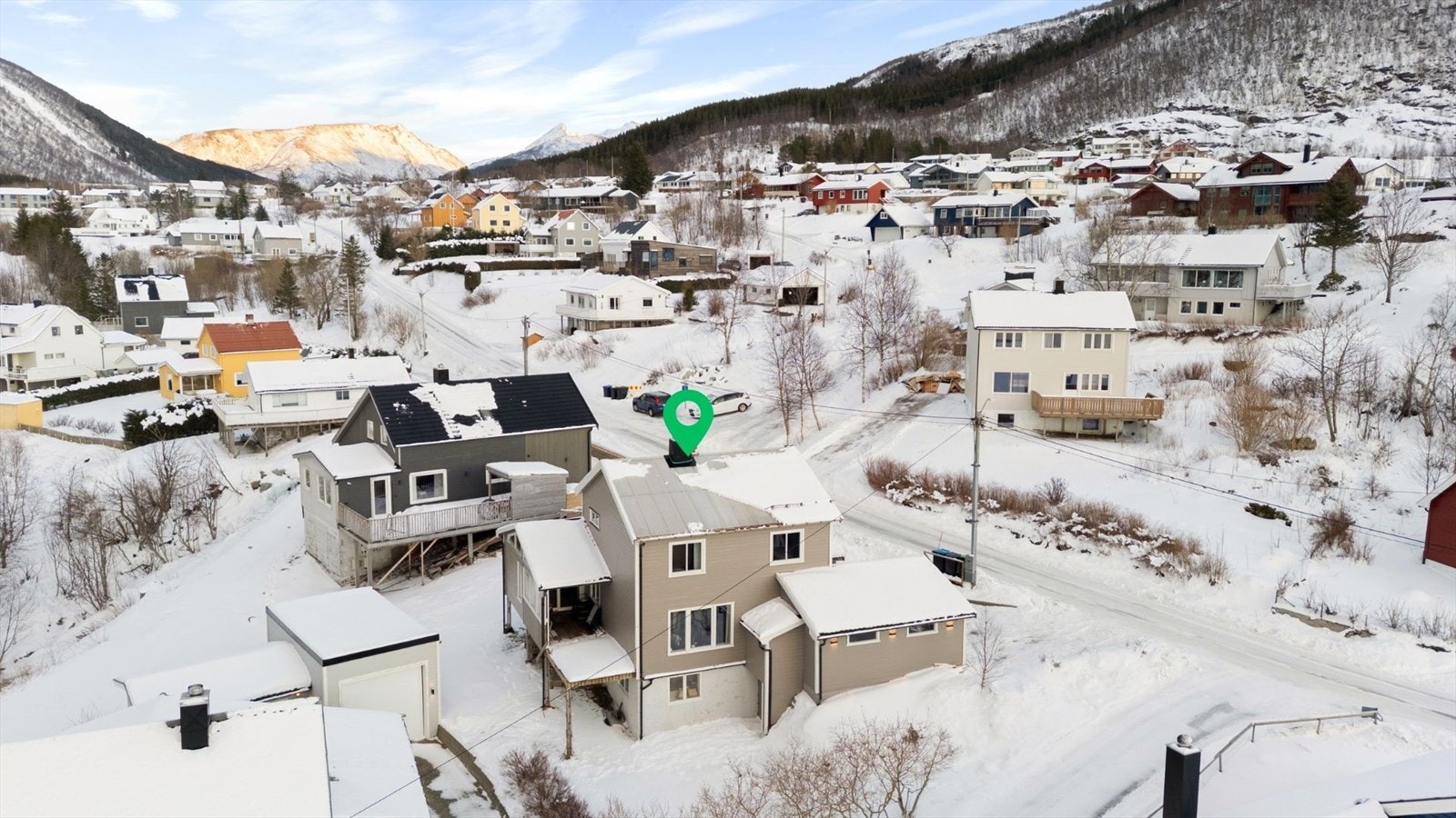 Eiendommen har gangavstand til barneskole, ungdomsskole og videregående skole, samt barnehagetilbud Galleribilde