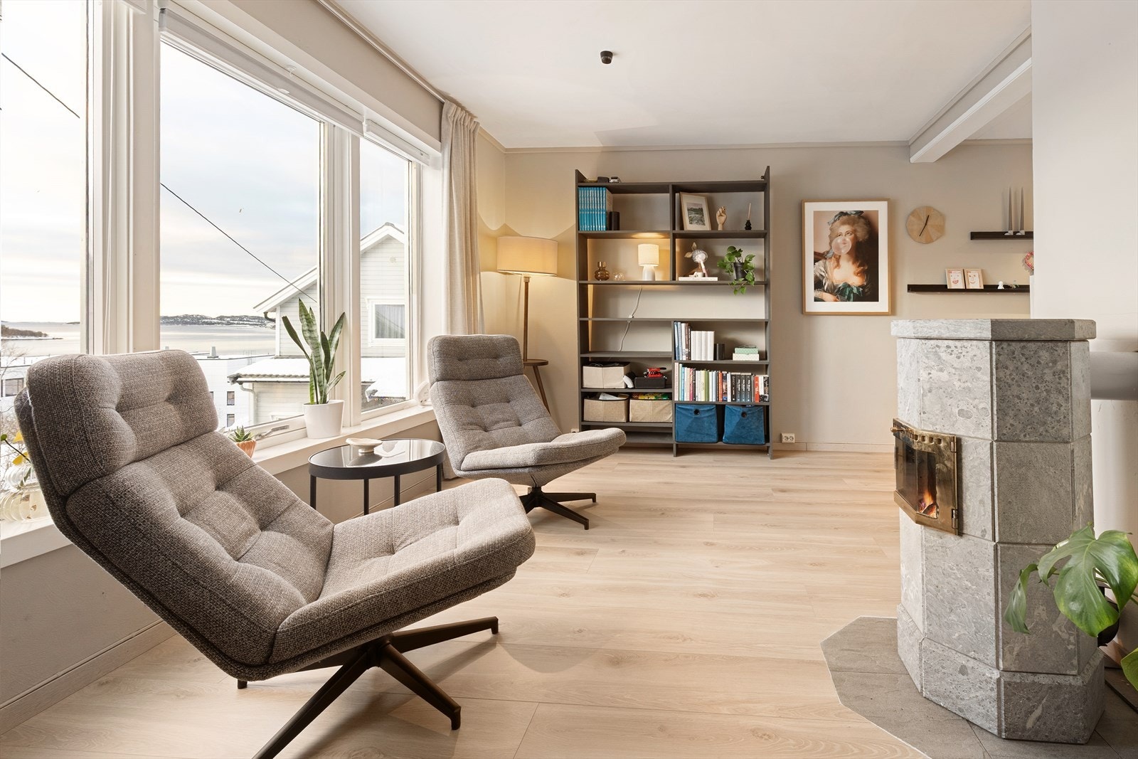 De store vindusflatene gir rikelig med naturlig lys og en luftig romfølelse Galleribilde