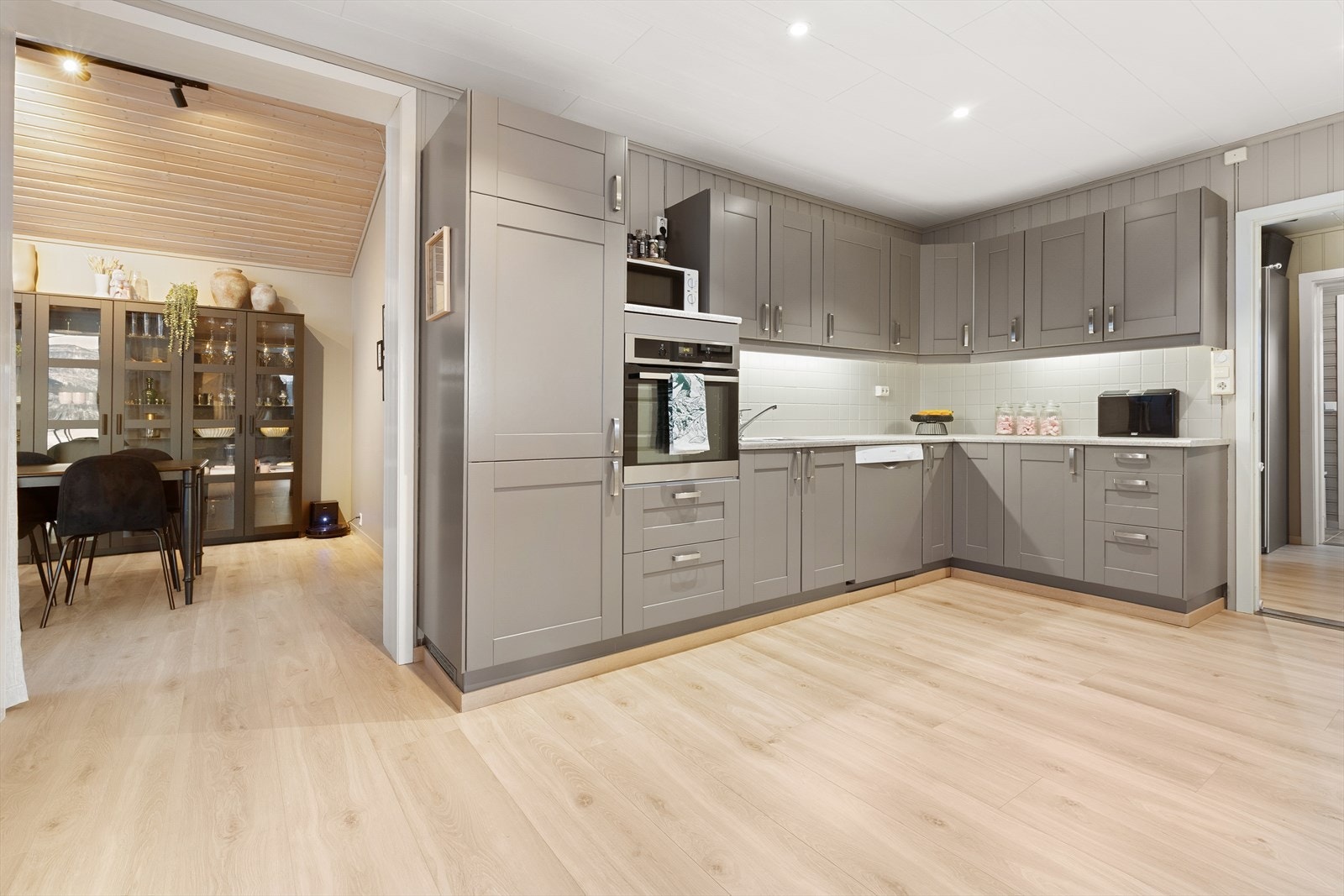 God skap- og benkeplass gir et praktisk arbeidskjøkken med plass til spisebord Galleribilde