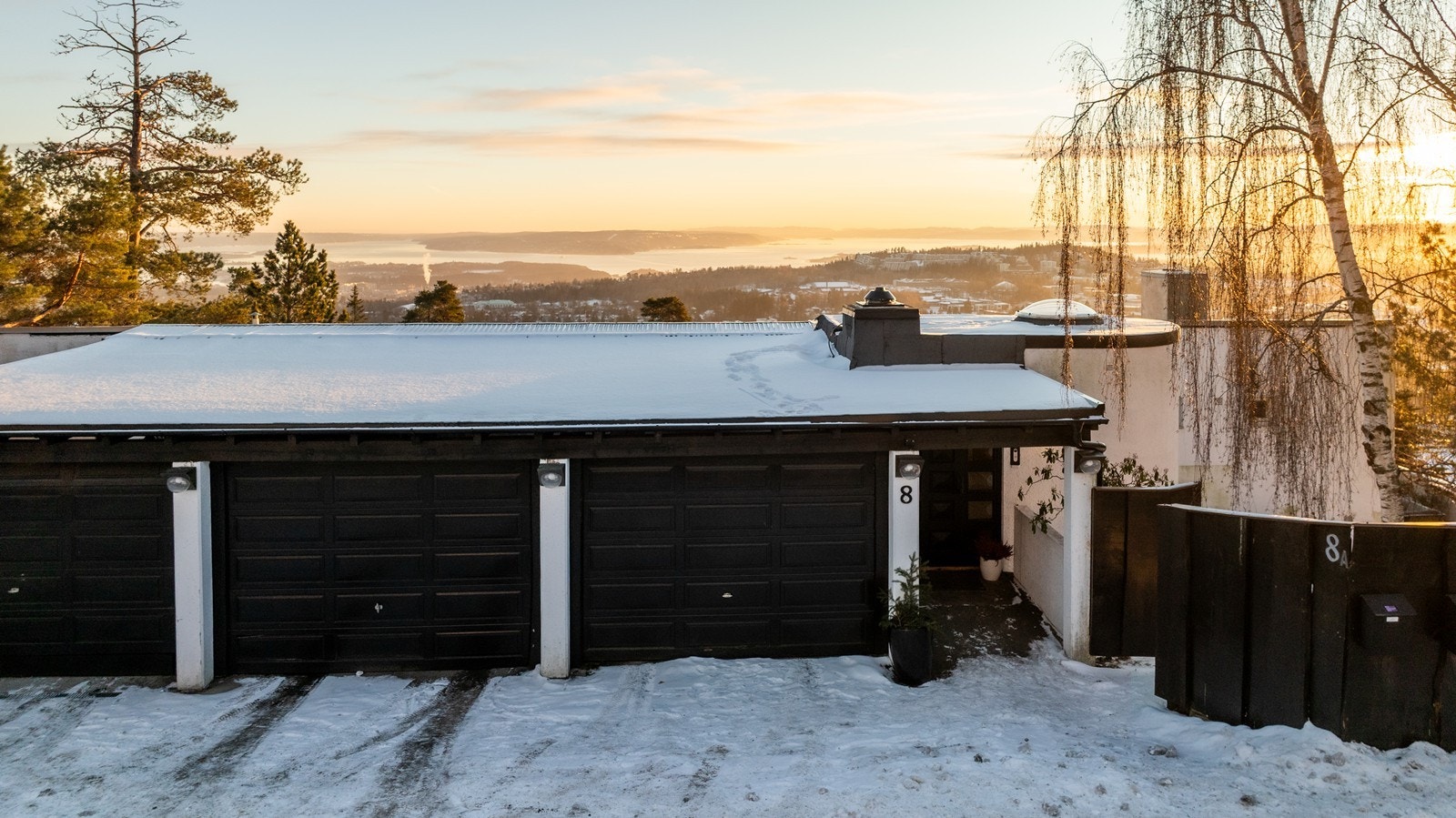 Dobbelgarasje (til høyre) tilhører denne enheten. Utskiftning av tak over garasje ble gjort i 2023. Galleribilde