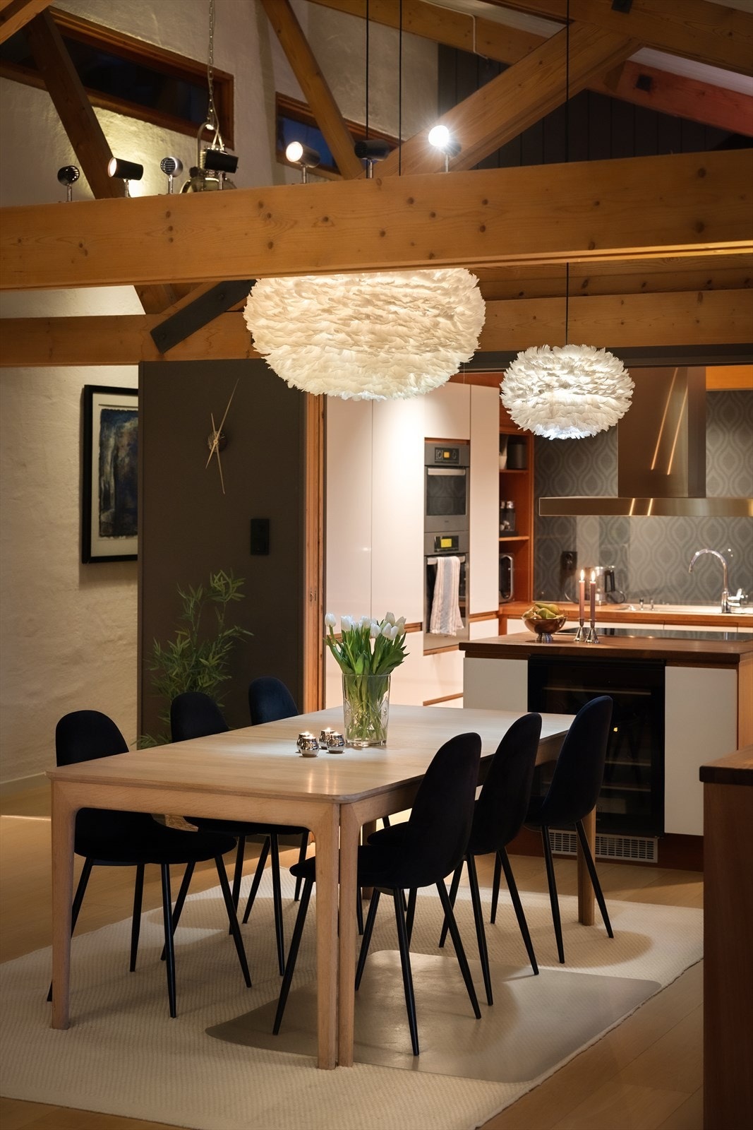 Unik arkitektur med svært god takhøyde og synlige bjelker. Galleribilde