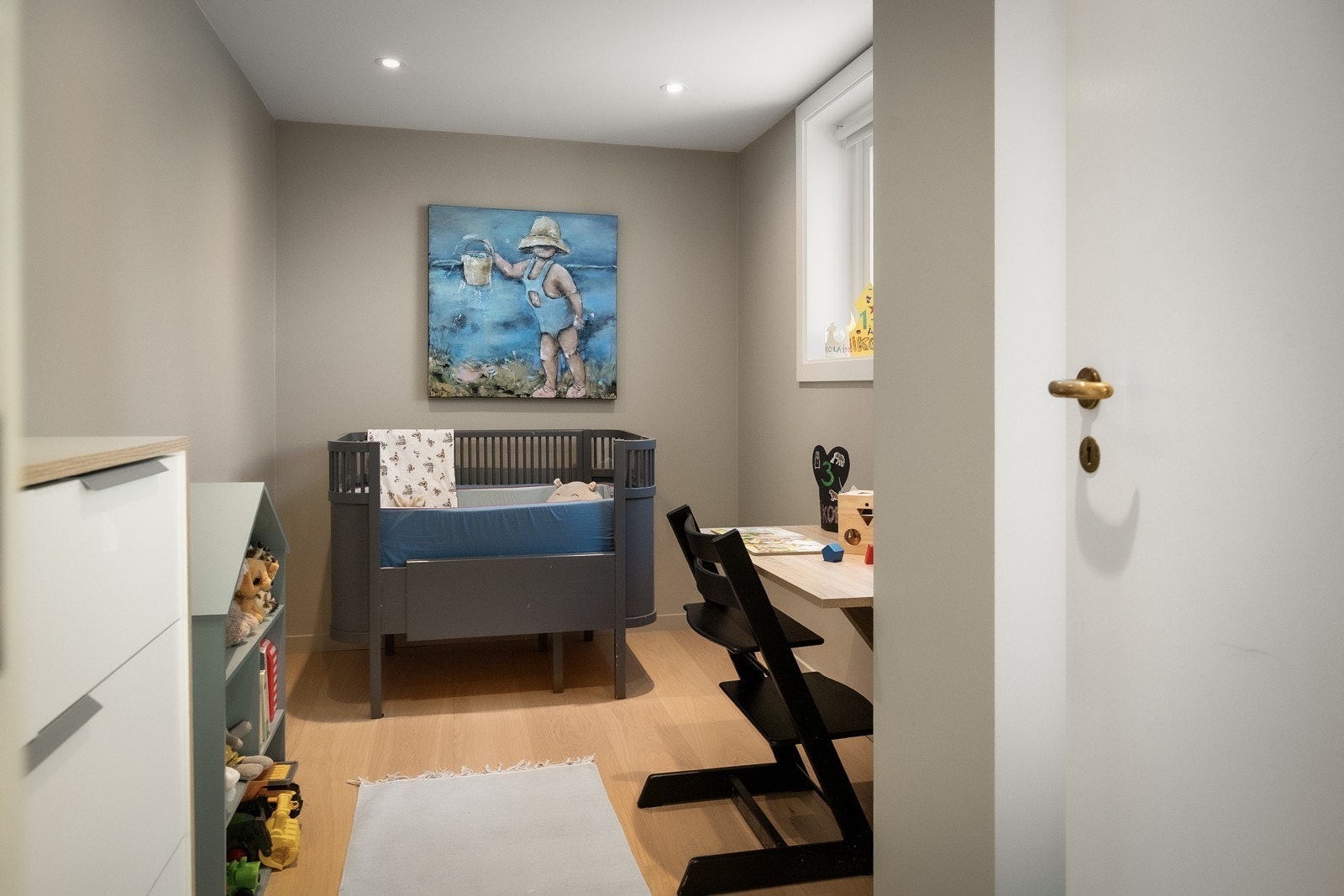 Soverom 3 har vindu ut mot øst og terrassedør ut til hagedel. Galleribilde