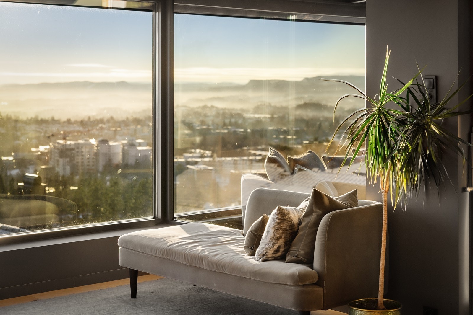 Store vinduer gir fantastisk utsikt og lysforhold inn i boligen. Nye panoramavinduer/tak skiftet i 2020 . Galleribilde