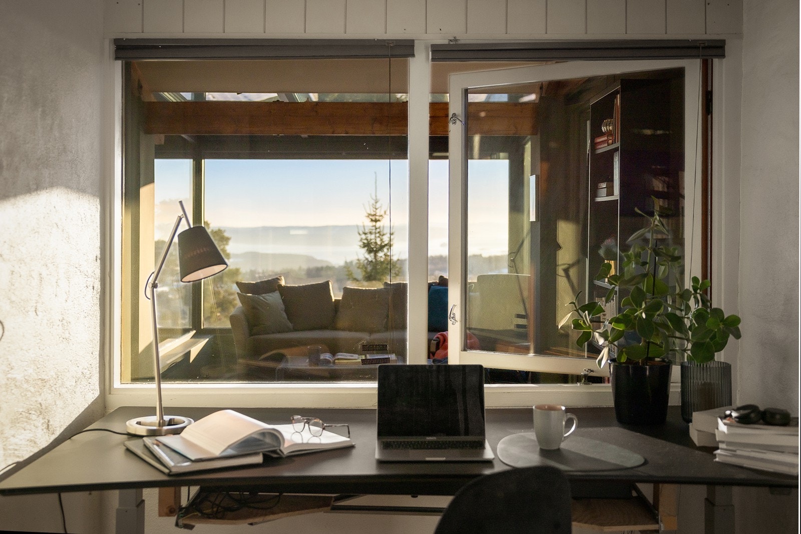 Kontor/soverom med vindu inn mot TV-stue og ut mot platting. Galleribilde