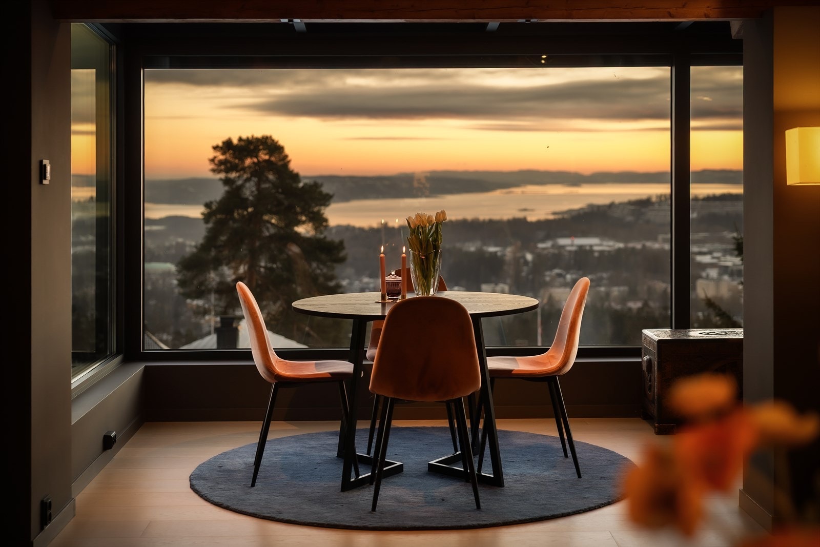 Moderne elektriske screens på alle tre panoramavinduer mot syd, samt i vinterhage mot vest Galleribilde