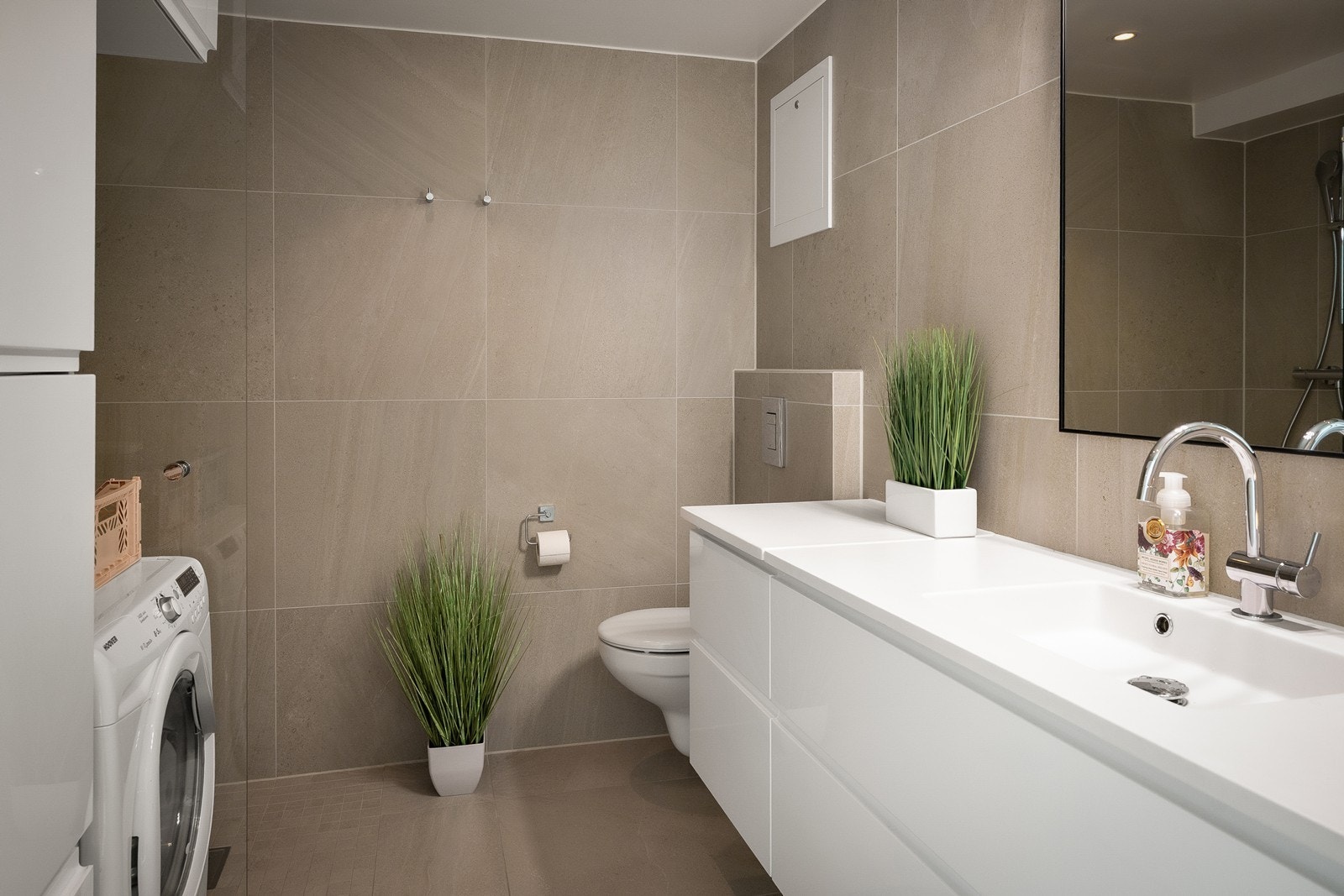 Bad 2 med vaskemaskin, dusjhjørne og bred servant. Oppbevaring i skap. Galleribilde