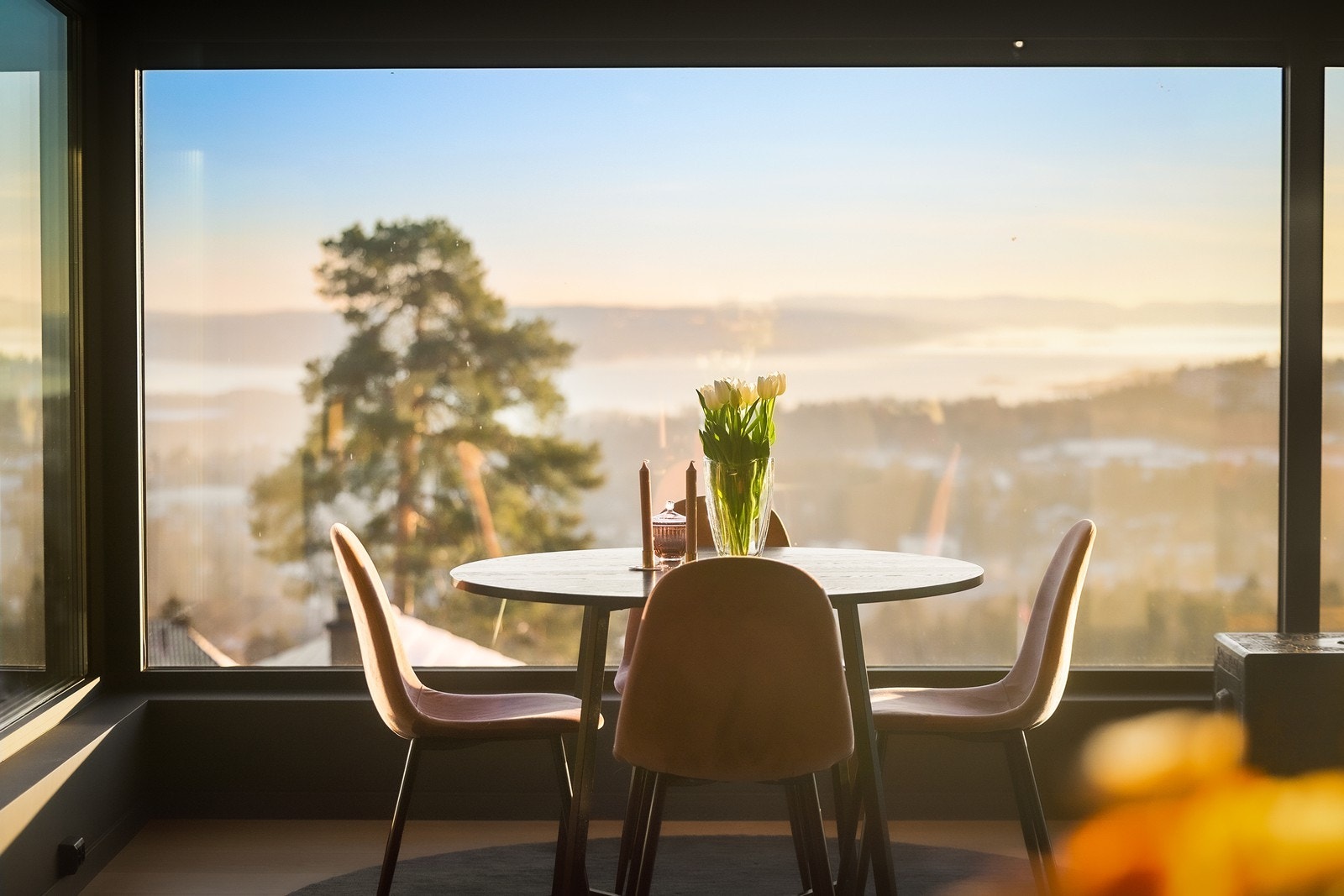 Eiendommen har flott utsikt over byen og Oslofjorden. Galleribilde