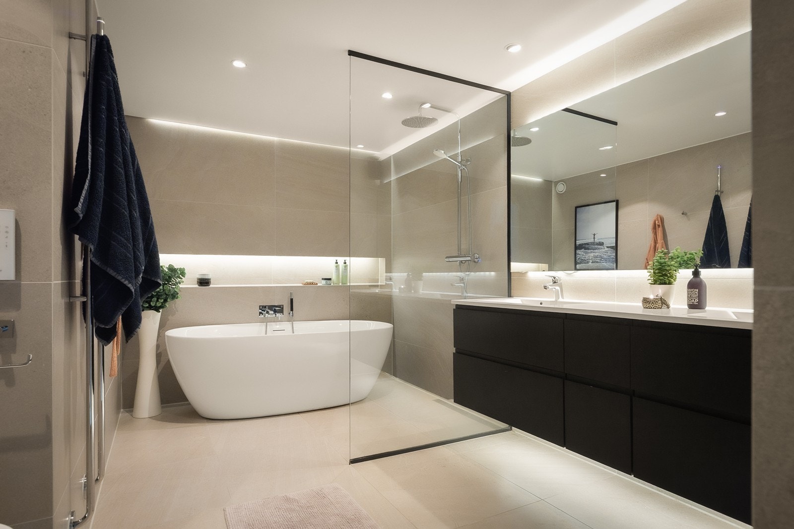 Bad 1. Stort lekkert bad fra 2020, med både badekar og dusjnisje. Galleribilde