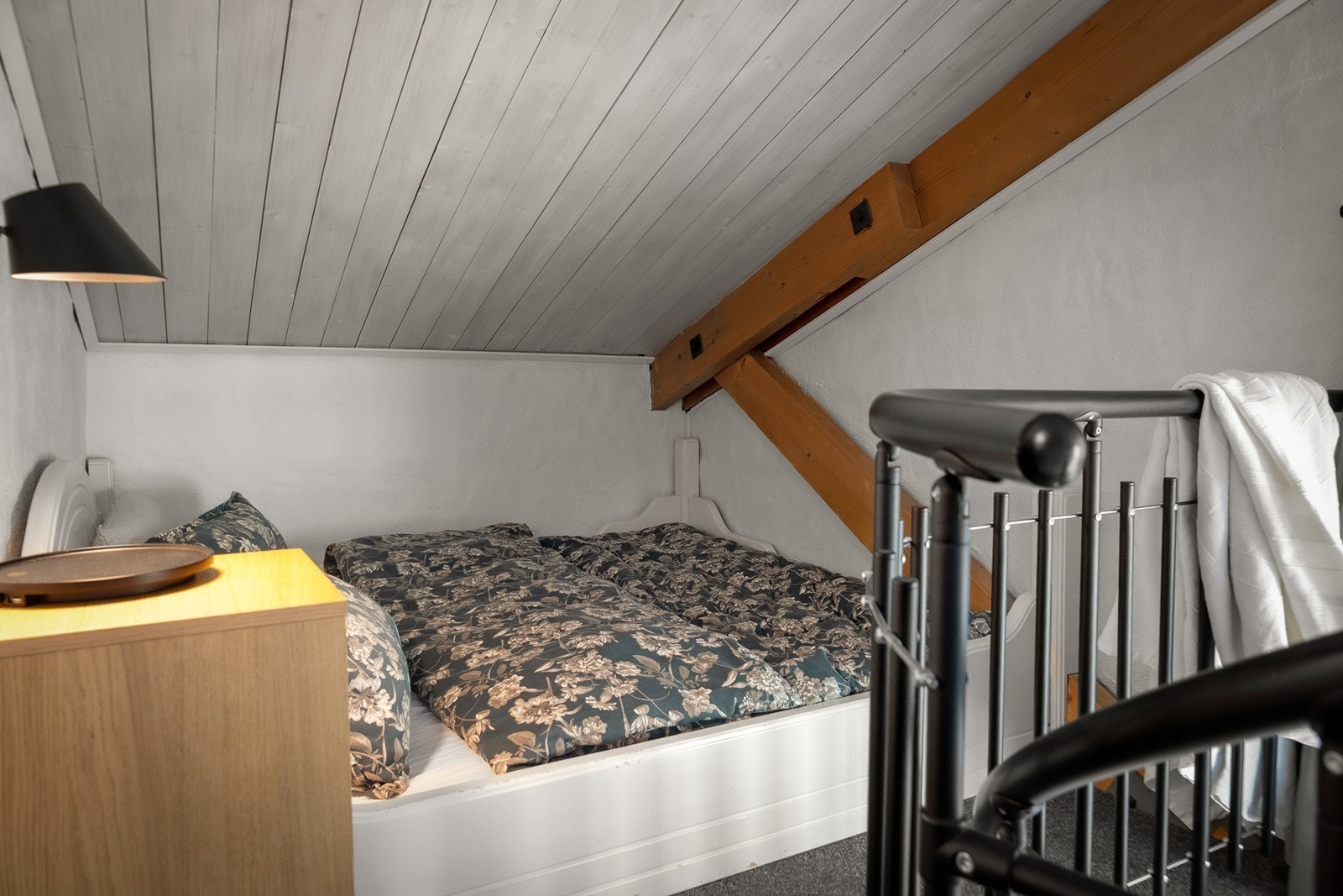 Soveplass på hemsen, sengen er plassbygd. Galleribilde