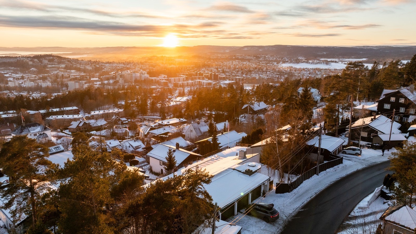 Eiendommen har fantastiske solforhold fra morgen til kveld, her utsikt mot Røa Hovseter og videre ut mot Bærum. Galleribilde