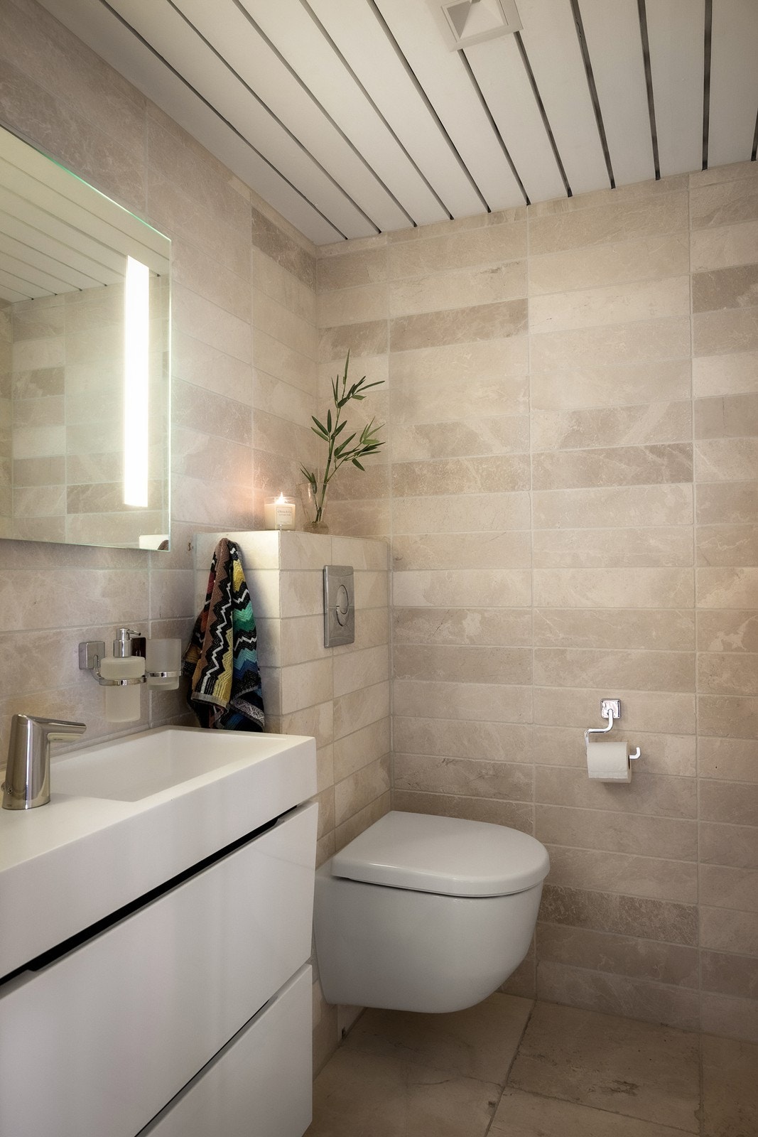 Gjestetoalett med adkomst fra hall/entré. Galleribilde