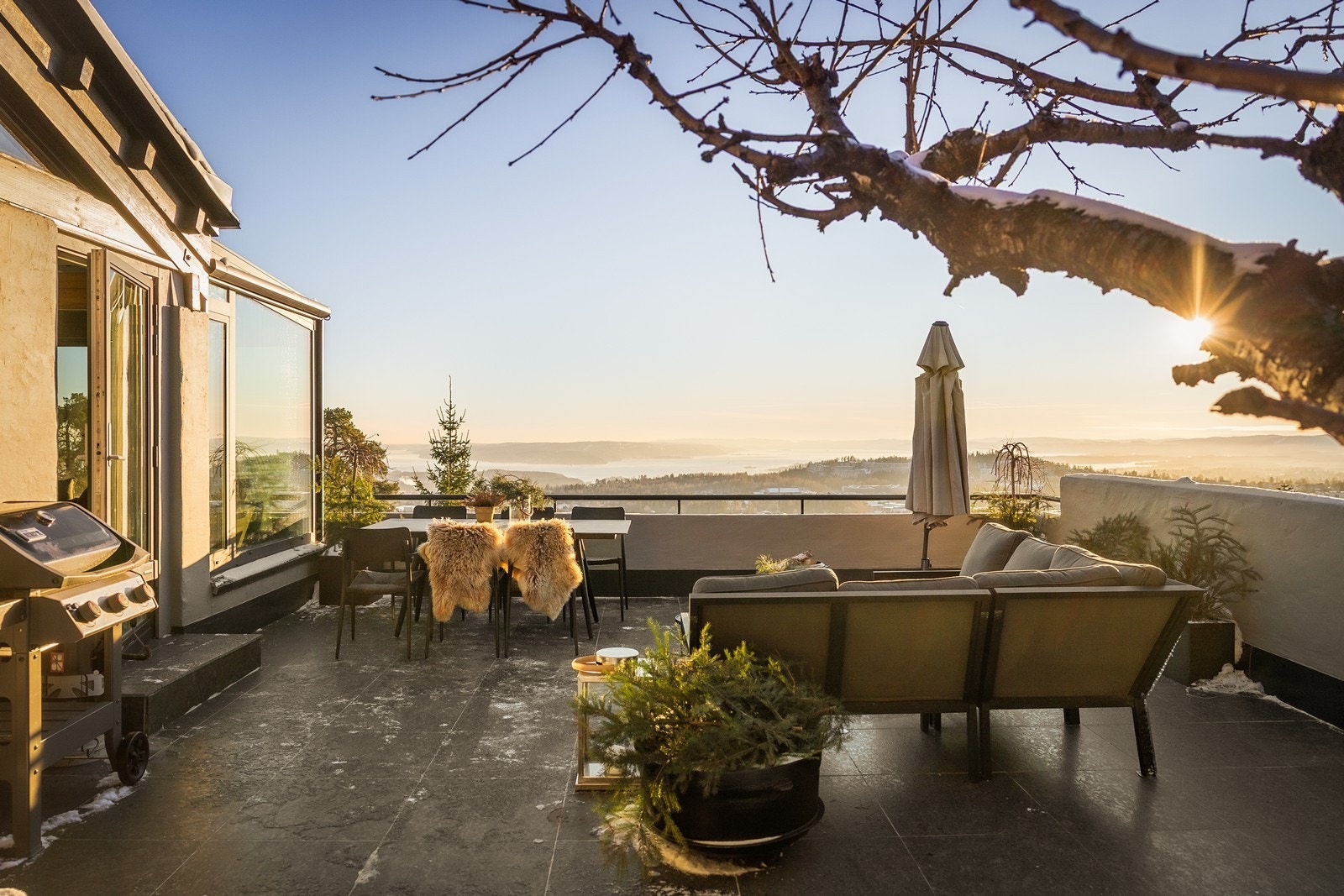 Boligen har flotte uteplasser med stor terrasse, balkong og hage. Terrassen er på 32 m² med granittfliser fra 2022. Galleribilde