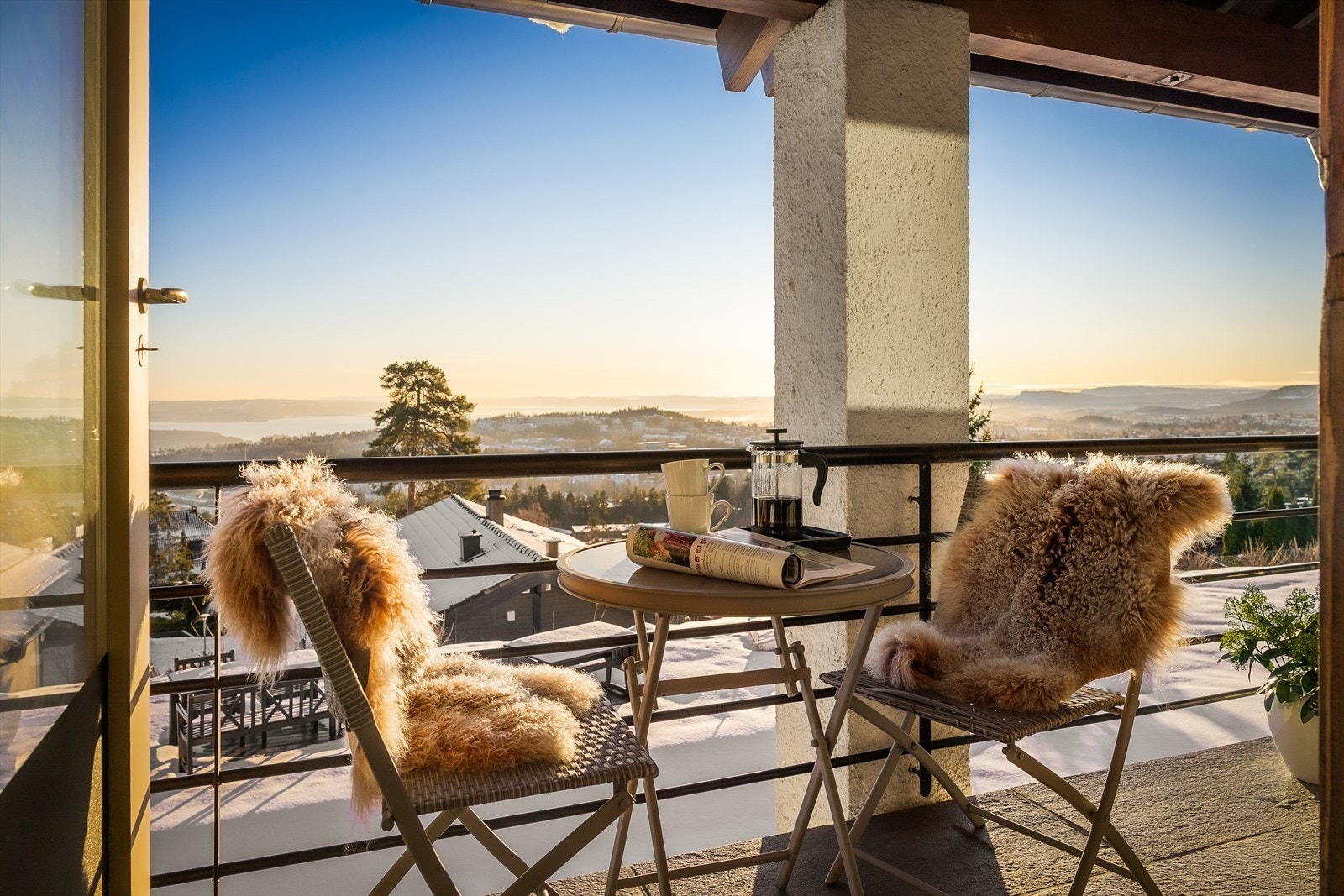 Utgang til terrasse fra soverommene mot sør. Nyt morgenkaffen med flott utsikt over byen. Galleribilde