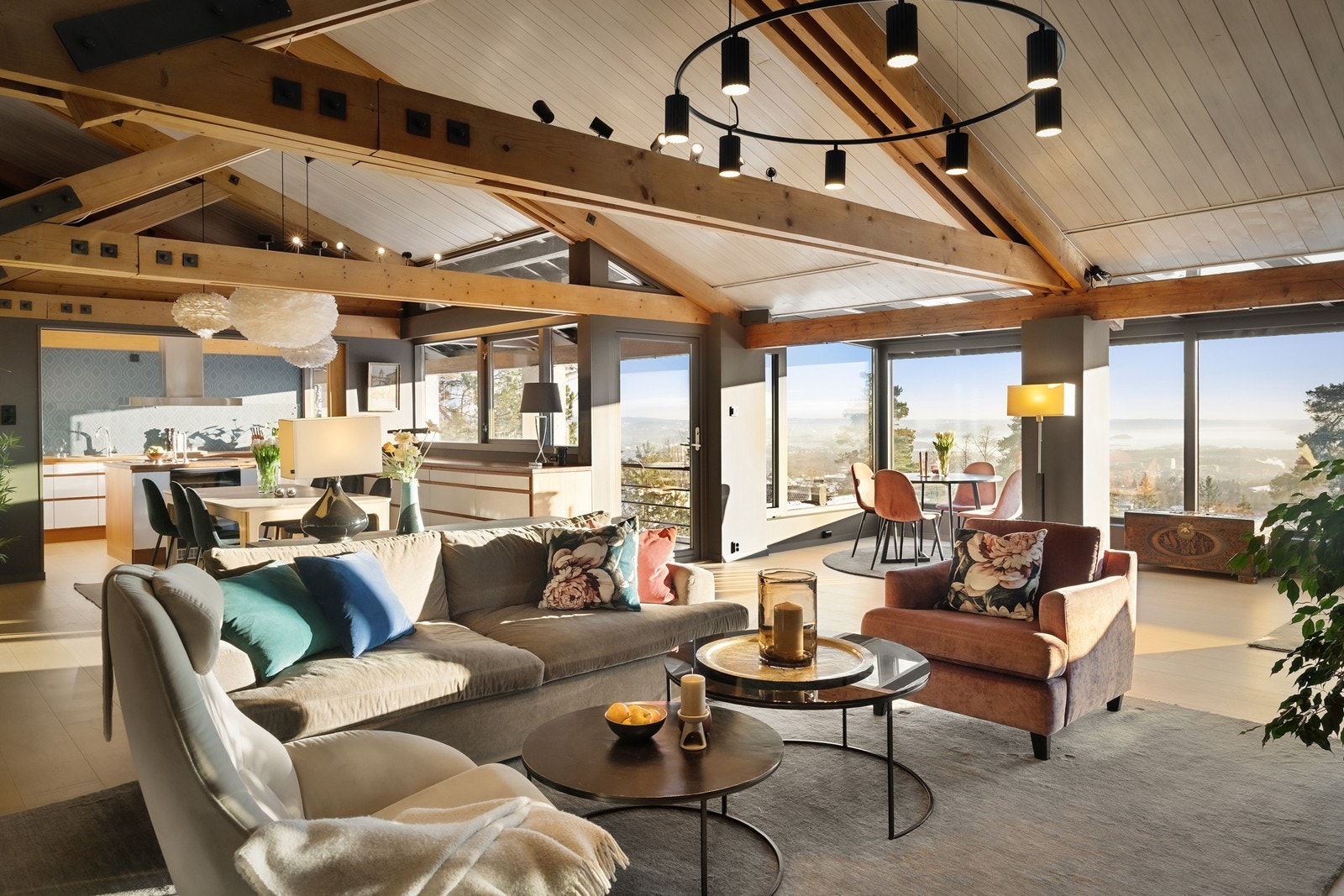 Stor åpen stue med fantastisk takhøyde, god plass med mange soner. Galleribilde