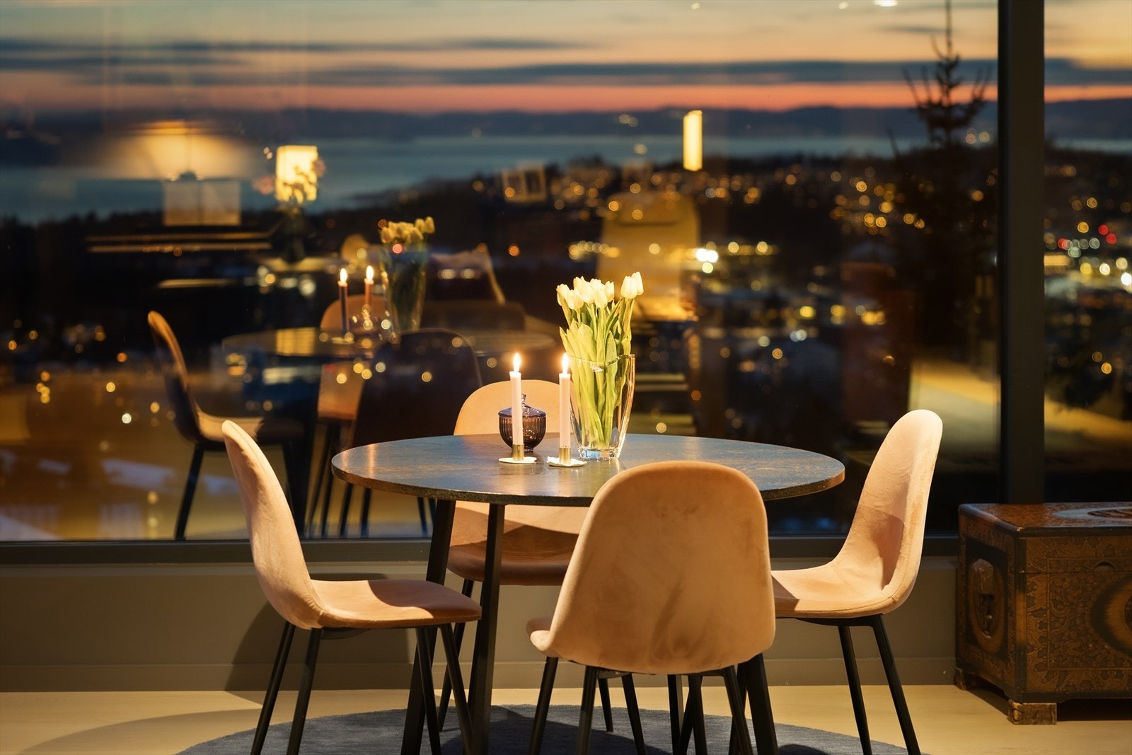 Inviter gjester til middag med utsikt som gir inntrykk. Byen lyser flott opp på kveldstid. Galleribilde