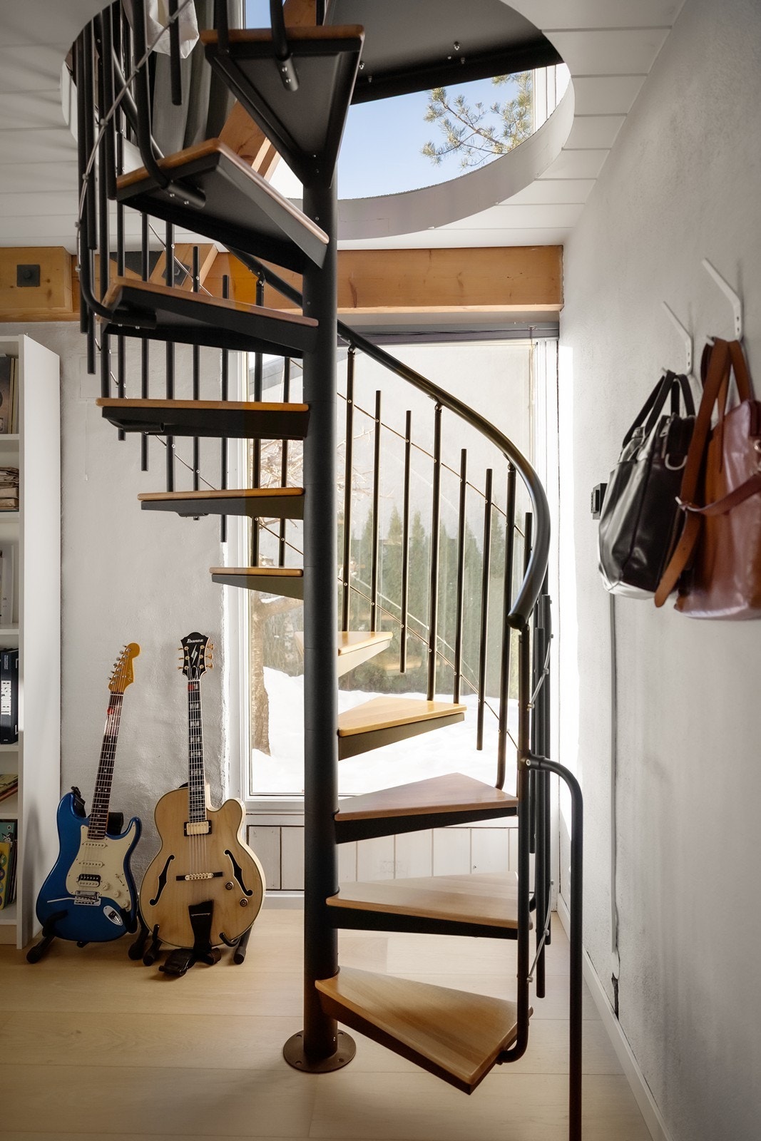 Vindeltrapp opp til hemsen fra kontor/soverom. Galleribilde