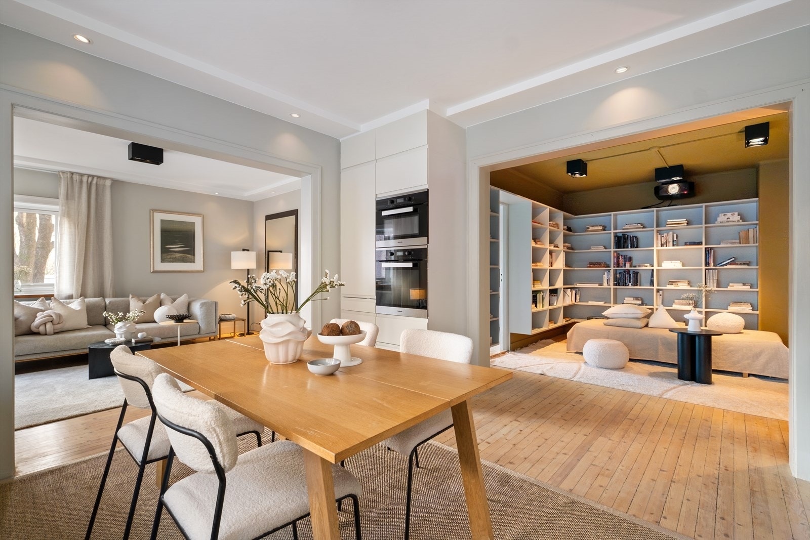 Her får du en god planløsning som byr på tre soverom, to stuer/bibliotek, stort kjøkken fra HTH med hvitevarer fra Miele og et pent bad. Galleribilde