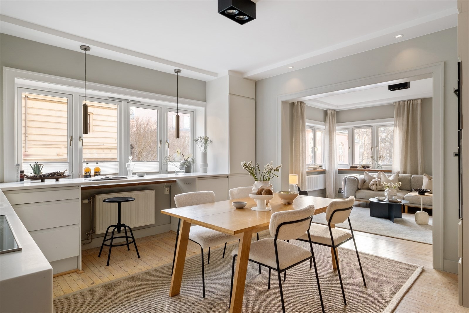 Velkommen til Sofies gate 66A! En lys og innbydende hjørneleilighet i en rolig og attraktiv gate på Bolteløkka. Foto: Rullende Fotograf. Galleribilde