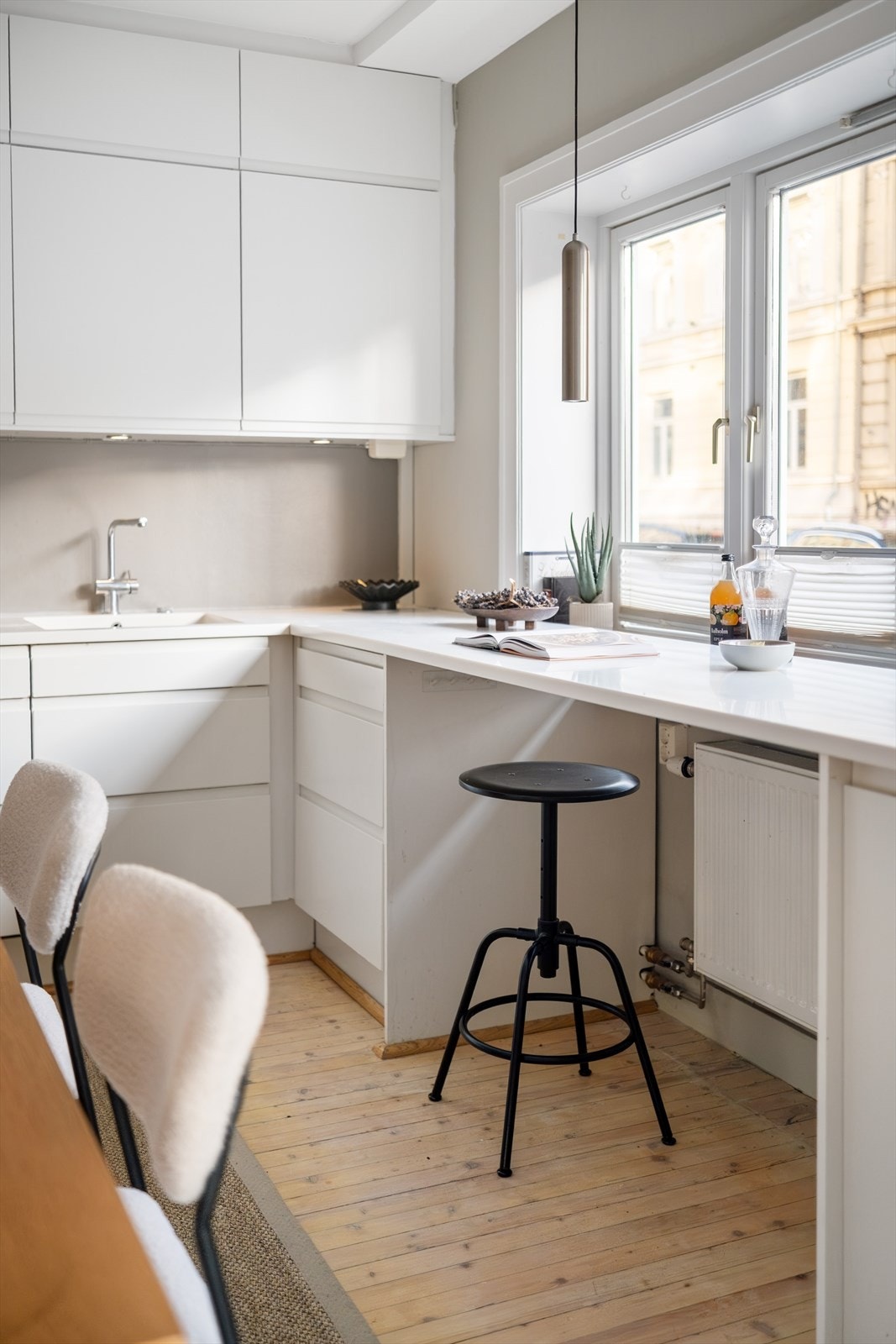 Spiseplass på benken med utsikt mot kjøkkenvinduet - perfekt for morgenkaffen. Galleribilde