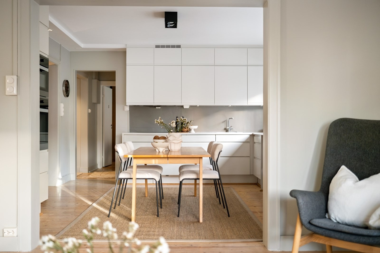 Stort og lekkert kjøkken fra HTH i delvis åpen løsning mot stuen. Galleribilde