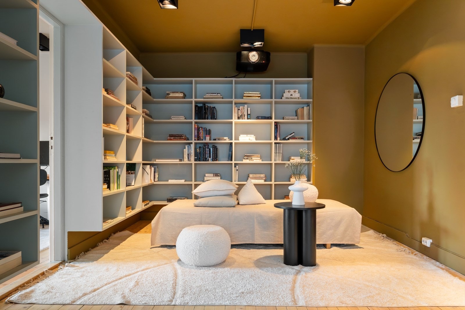 Den andre stuen/biblioteket er av god størrelse og har flotte plassbygde hyller. Leiligheten har pipeløp. Kjøper må selv utrede muligheten for tilkobling av ildsted. Galleribilde