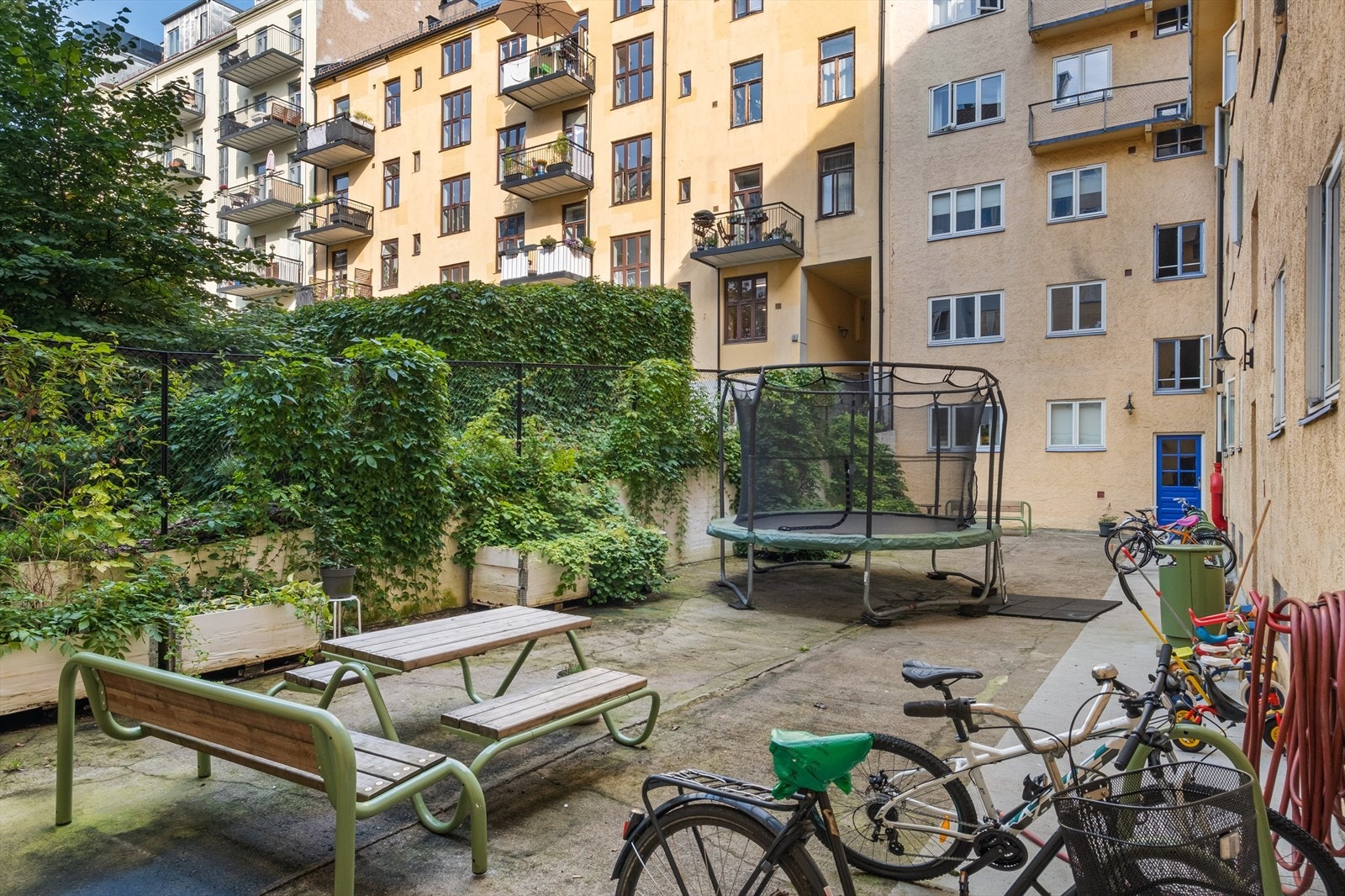 Bakgården har gjennom de siste årene fått et løft. Aksjelaget har kjøpt trampoline, benker med bord og nye sykkelstativer. Galleribilde