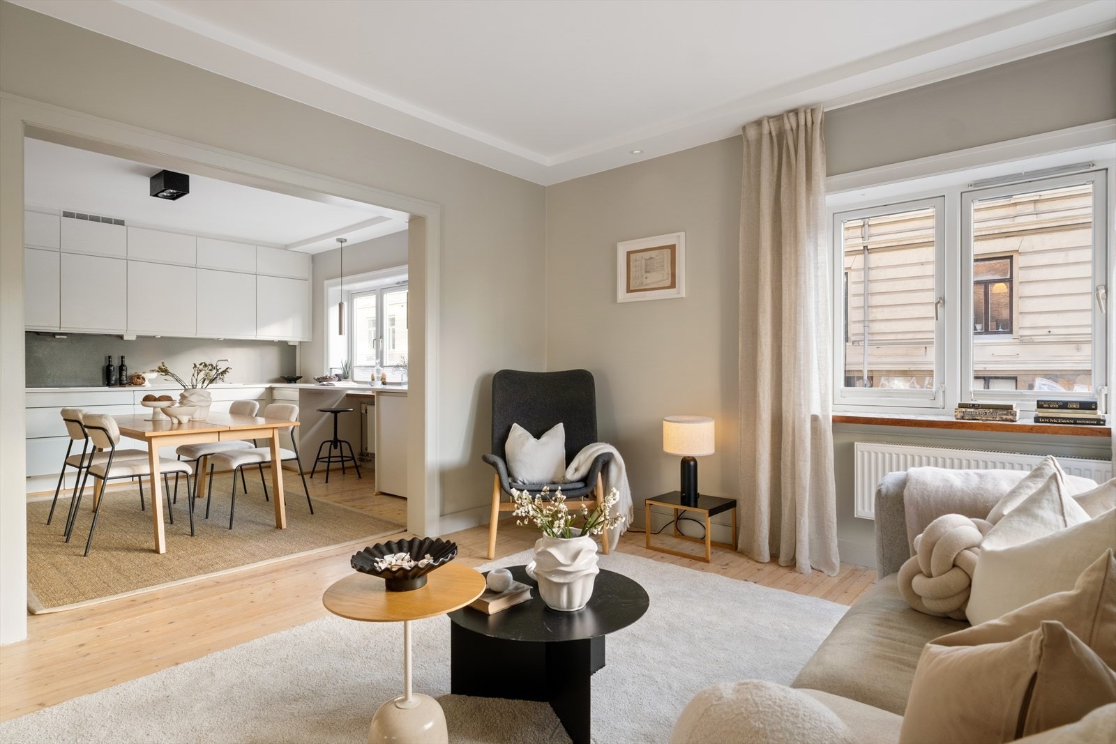 Her er det pene overflater, med nymalte vegger og originalt tregulv. Galleribilde