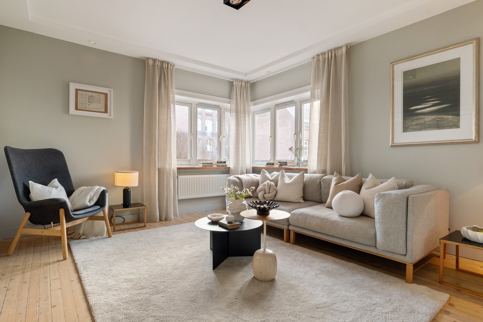 Stuen er enkel å møblere og har god plass til sofaseksjon og TV. Galleribilde