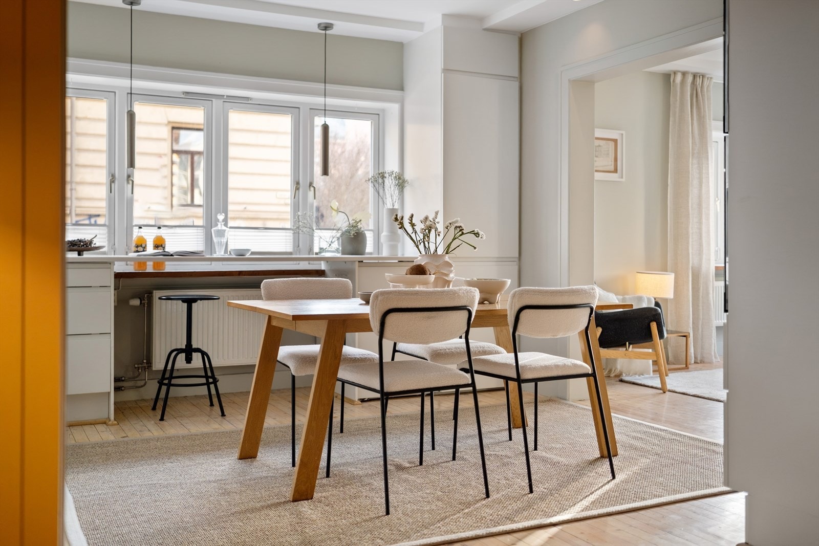 God plass til spisebord med stoler på kjøkkenet. Galleribilde
