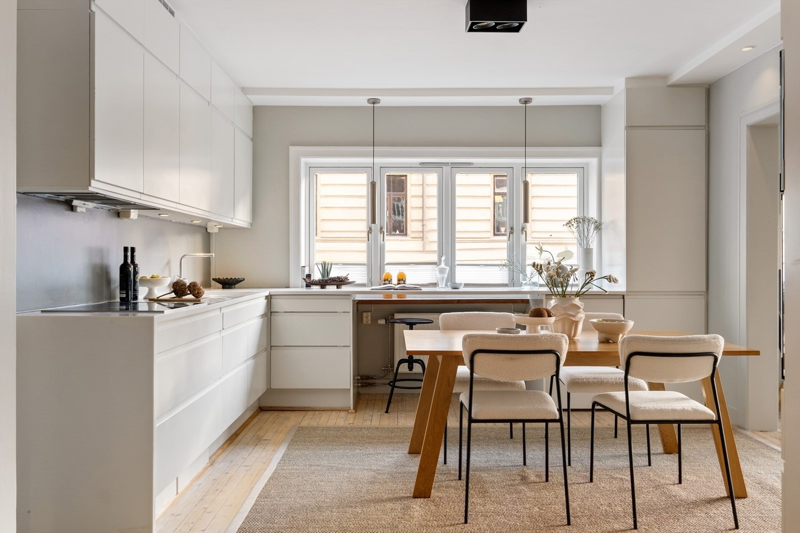 Kjøkkenet byr på integrerte hvitevarer som frys/kjøleskap, oppvaskmaskin, platetopp og ovn. Over koketoppen er det installert kullfilterventilator. Plasmafilter er installert som gir høy effekt på eliminering av matlukt/matos. Galleribilde