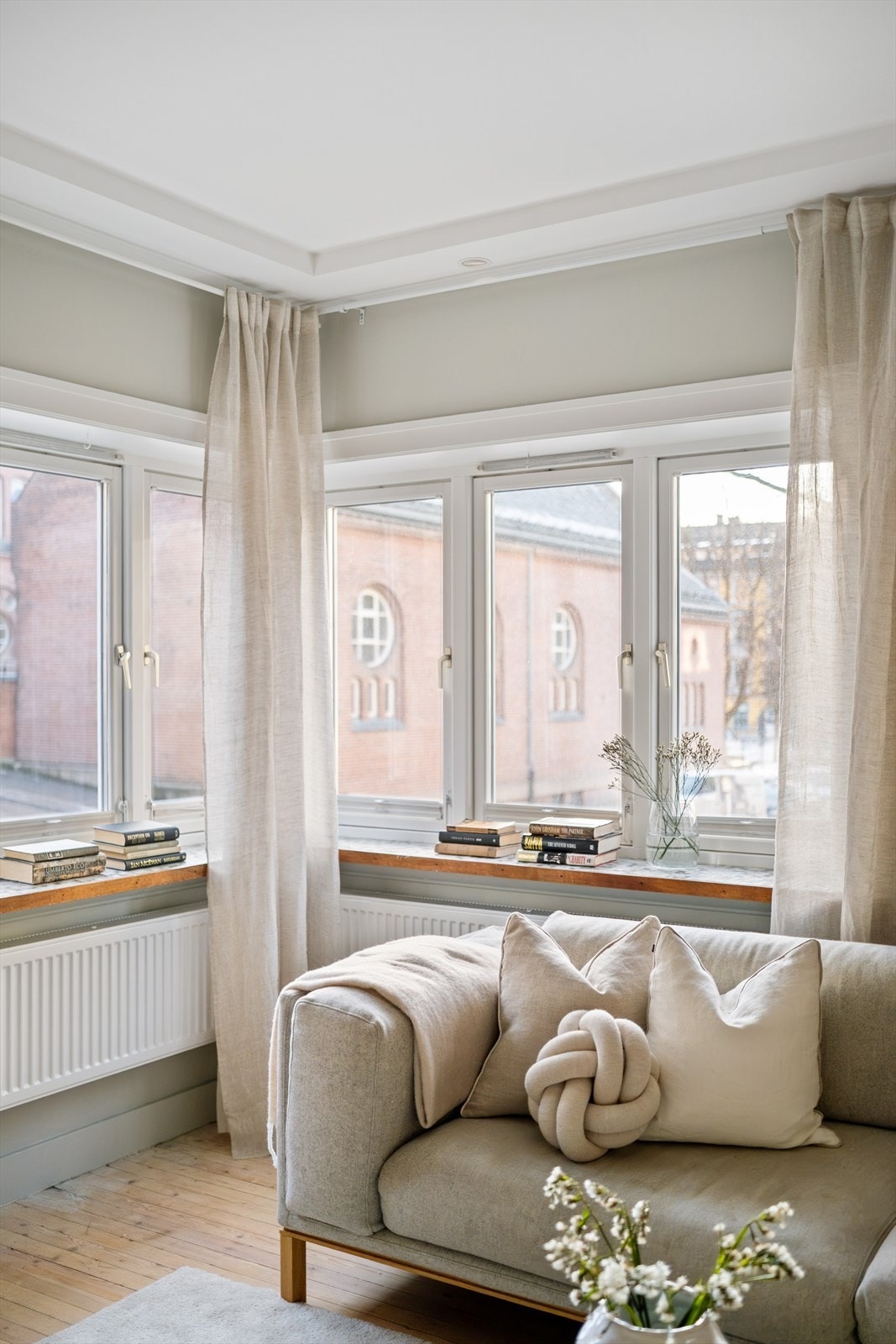 Den gode og fleksible planløsningen, kombinert med store vindusflater fra flere sider, gir hele leiligheten gode lysforhold. Galleribilde