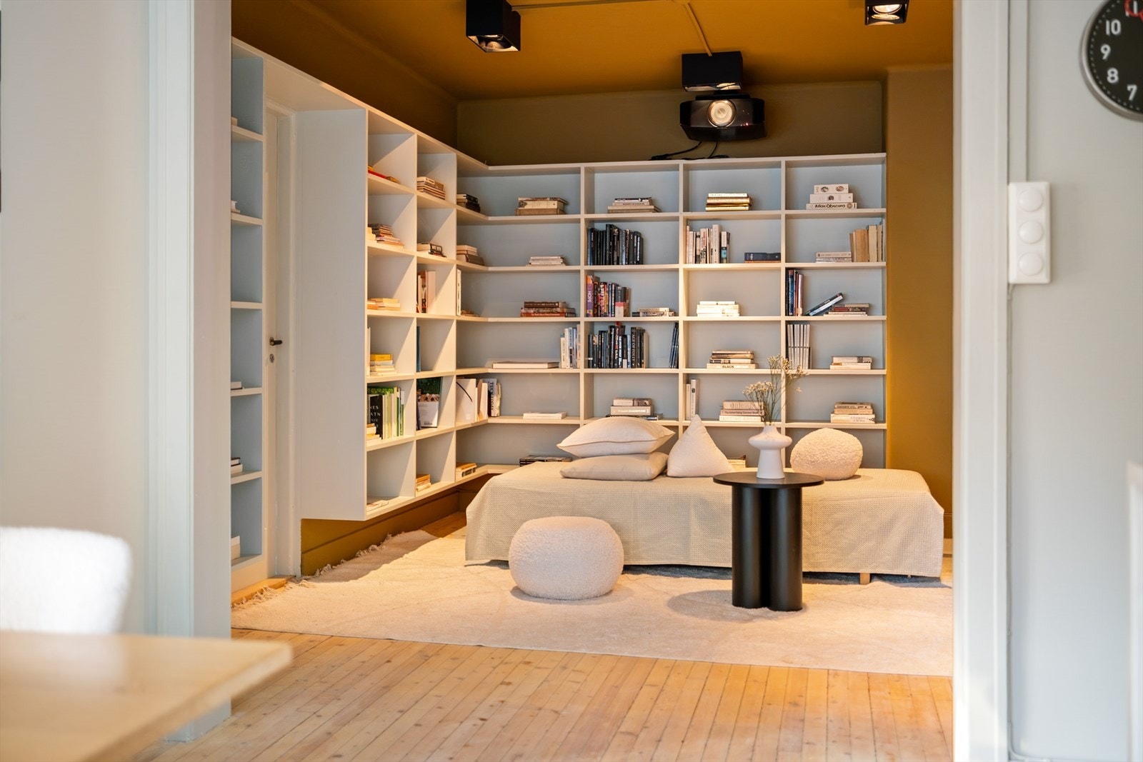 Fra kjøkken er det adkomst til biblioteket. Plassbygde hyller i heltre. Galleribilde