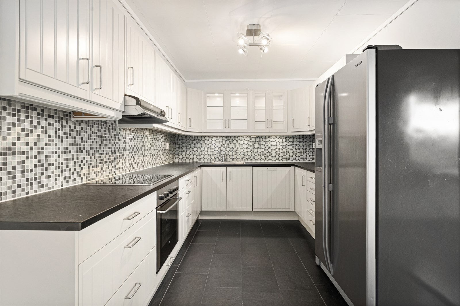 Kjøkkenet byr på rikelig med skap- og benkeplass Galleribilde