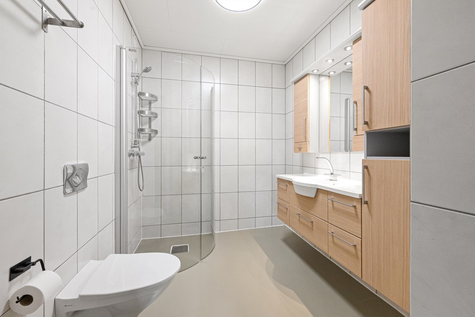 Lyst og stilrent bad med romslig dusjløsning. Perfekt for en komfortabel hverdag Galleribilde