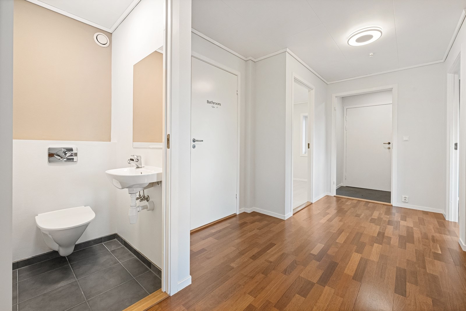 Romslig og innbydende entré Galleribilde