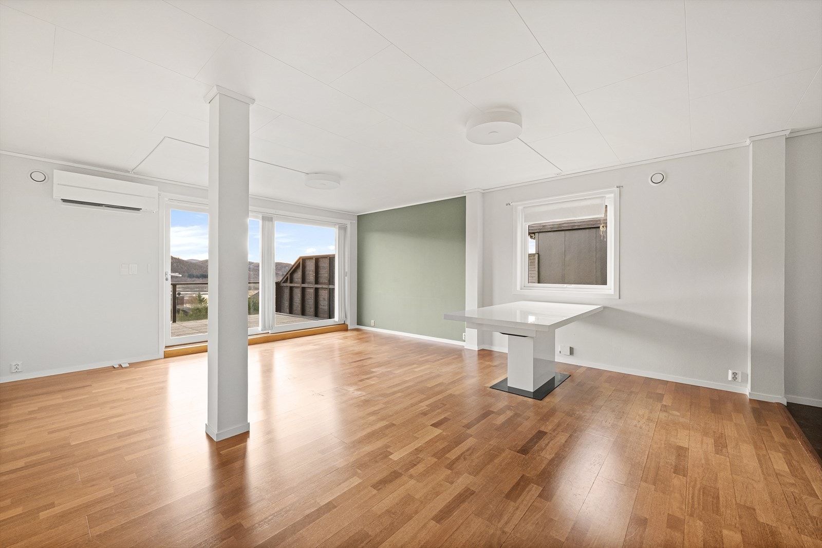 Romslige oppholdsrom med gode vindusflater i stue, gir rikelig med naturlig lys Galleribilde