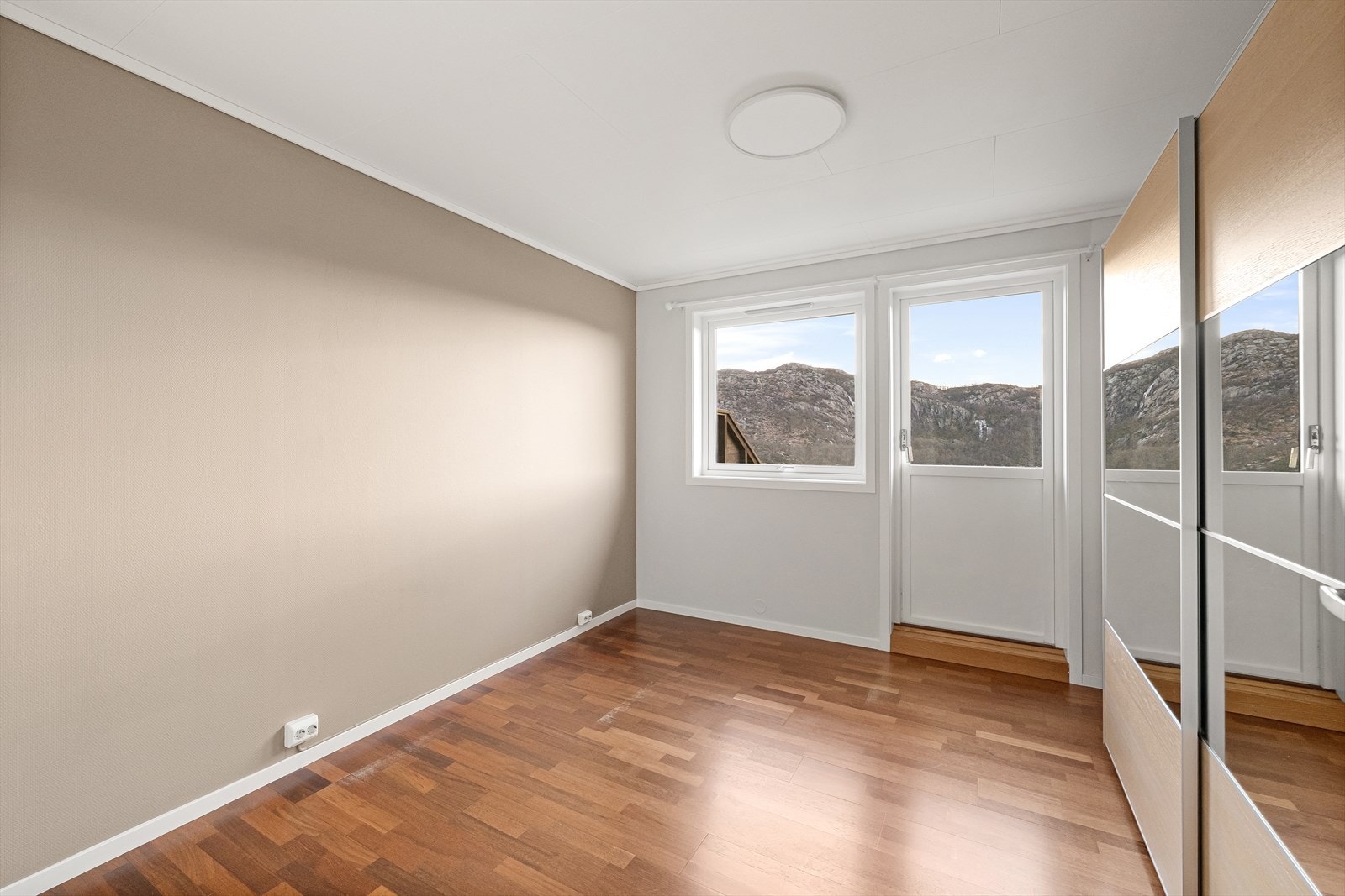 Soverom med utgang til terrasse Galleribilde