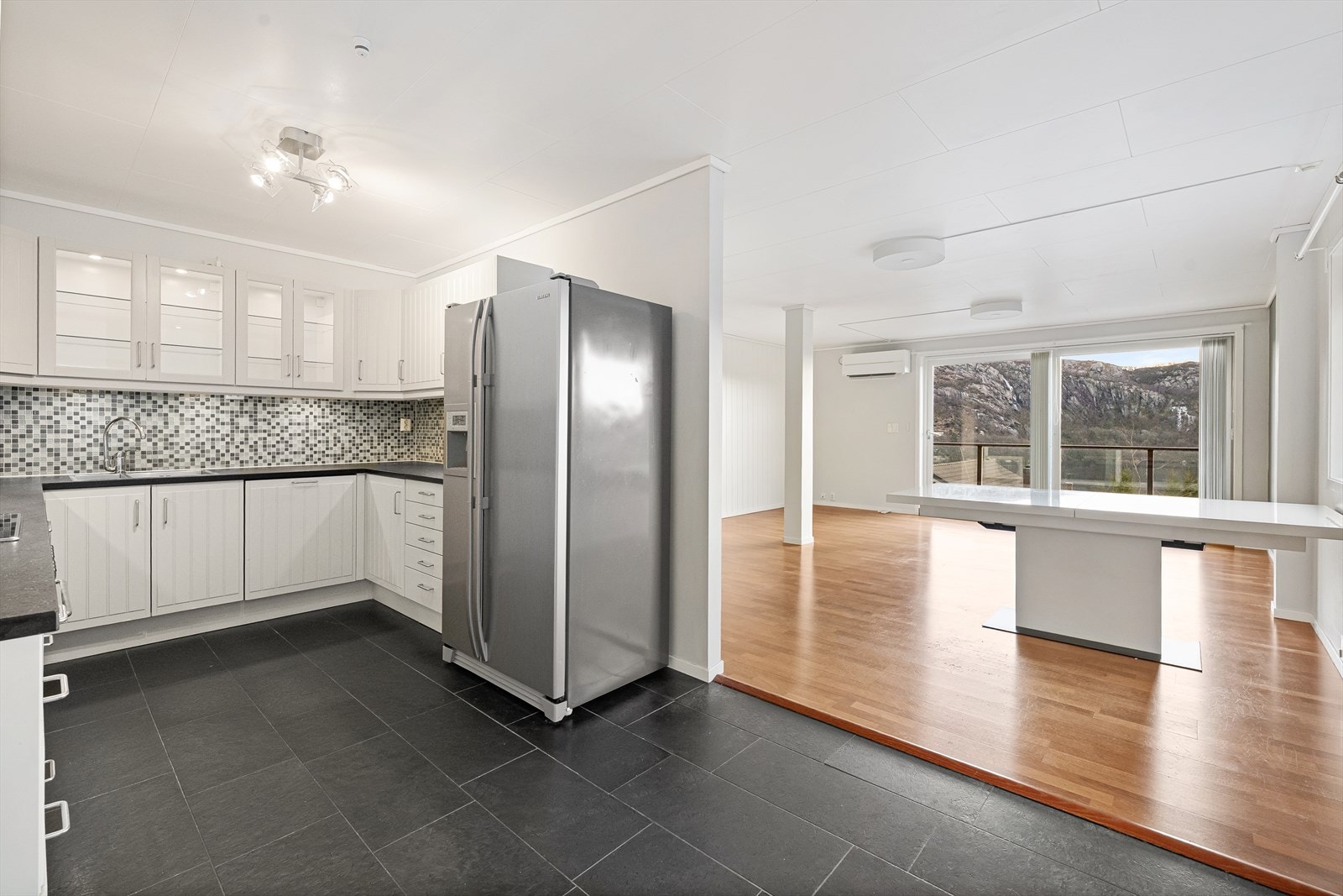 Stue og kjøkken i åpen løsning Galleribilde