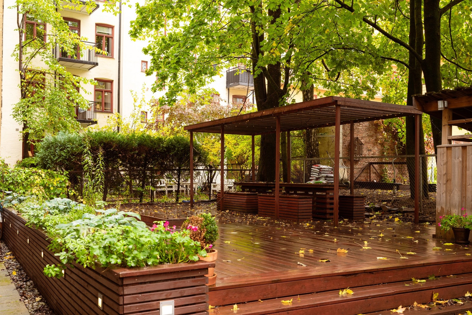 Den idylliske bakgården er pent opparbeidet med asfalterte arealer til inngangspartier, samt en romslig, delvis overbygd fellesterrasse med plassbygde sittebenker og bord. Galleribilde