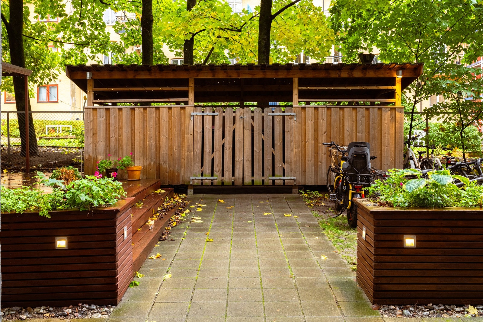 I tillegg til at det er sykkelstativ tilgjengelig i bakgården er det også mulig å oppbevare sykkel inne i skuret i bakgården. Galleribilde