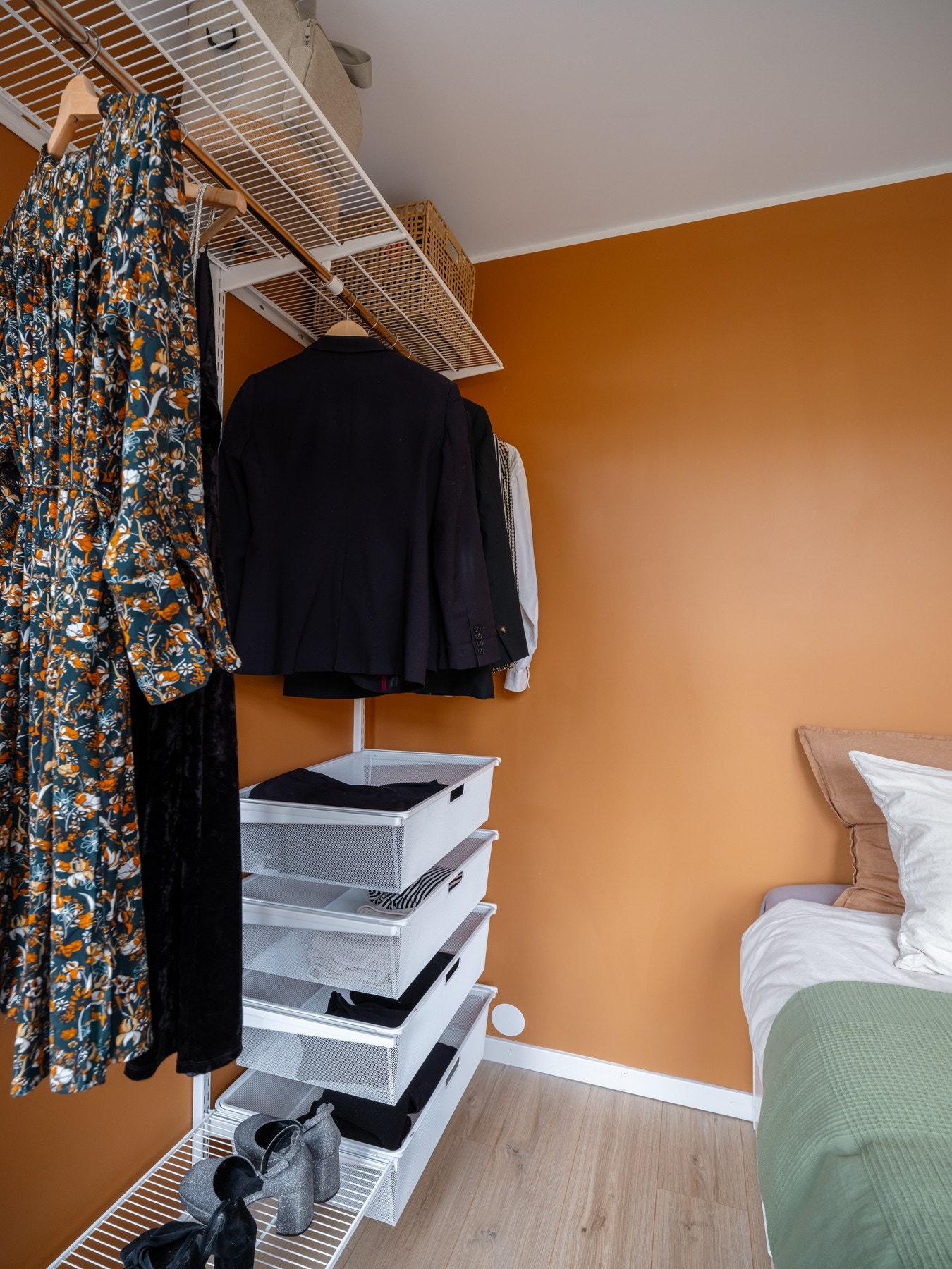 Her er det er smart garderobeløsning som medfølger ved salg. Galleribilde