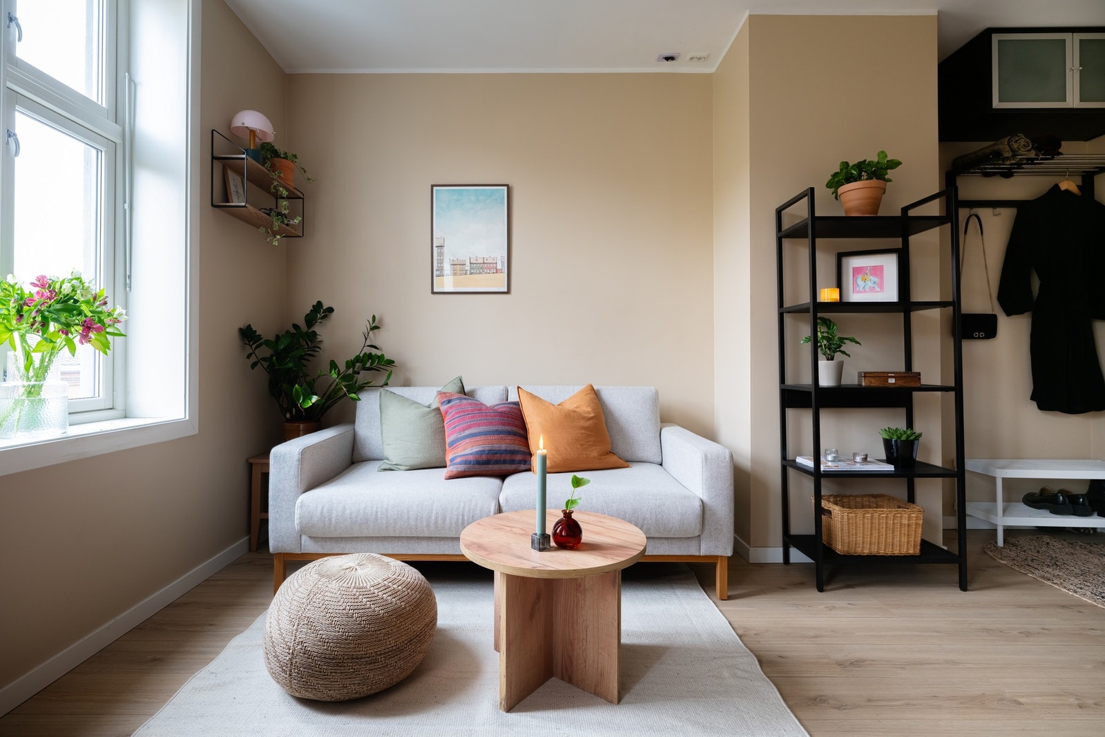 Stuen og kjøkkenet ligger i en åpen løsning og får godt med naturlig lys fra generøse vindusflater, noe som bidrar til en luftig romfølelse. Galleribilde