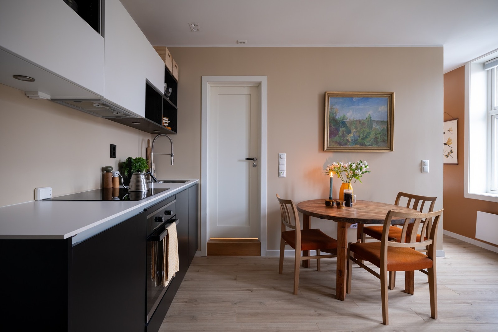 Den åpne kjøkkenløsningen gjør det enkelt å kombinere matlaging og sosialt samvær. Galleribilde