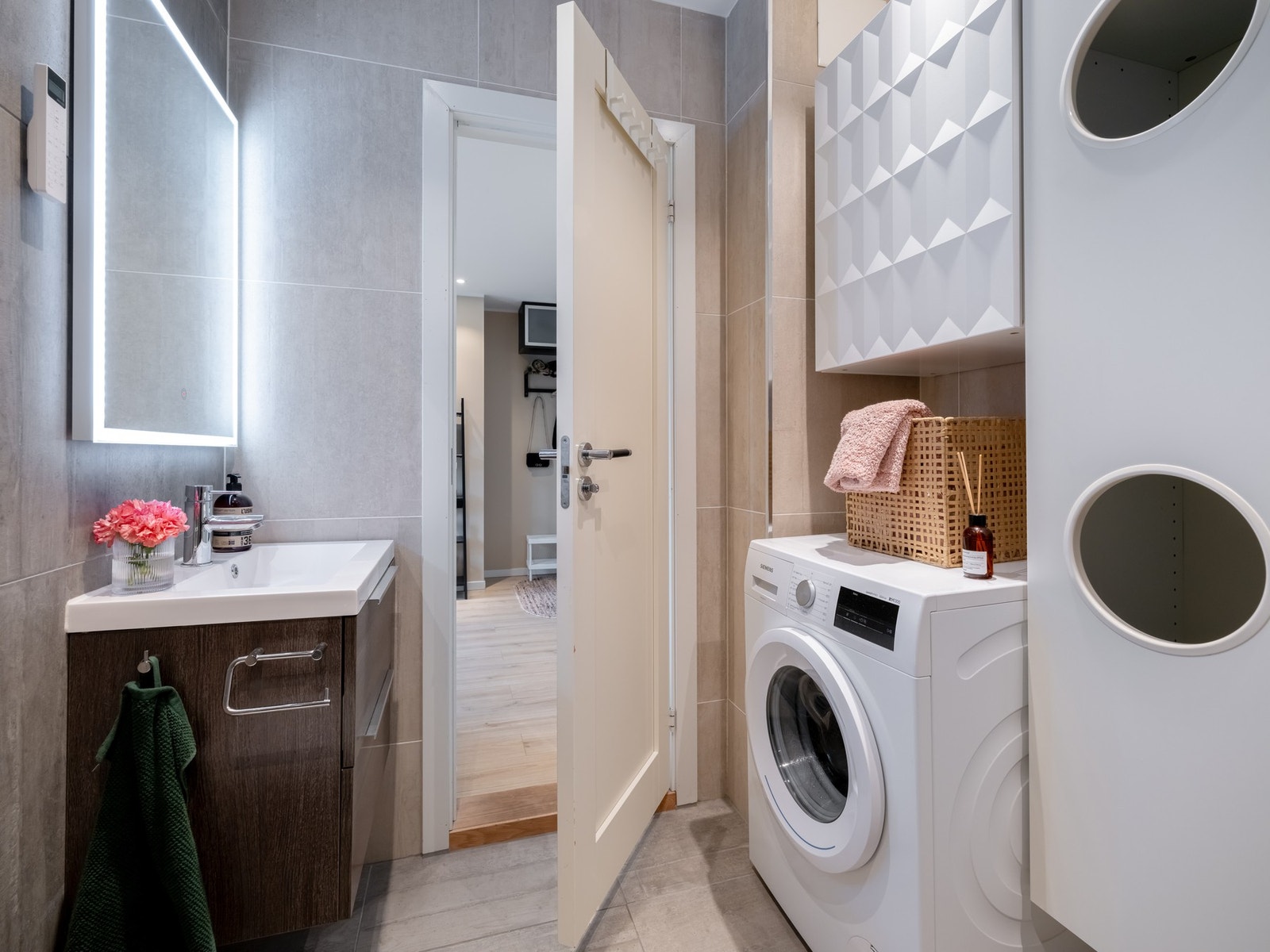 Det er også opplegg for vaskemaskin på badet. Vaskemaskinen medfølger ved salg. Galleribilde